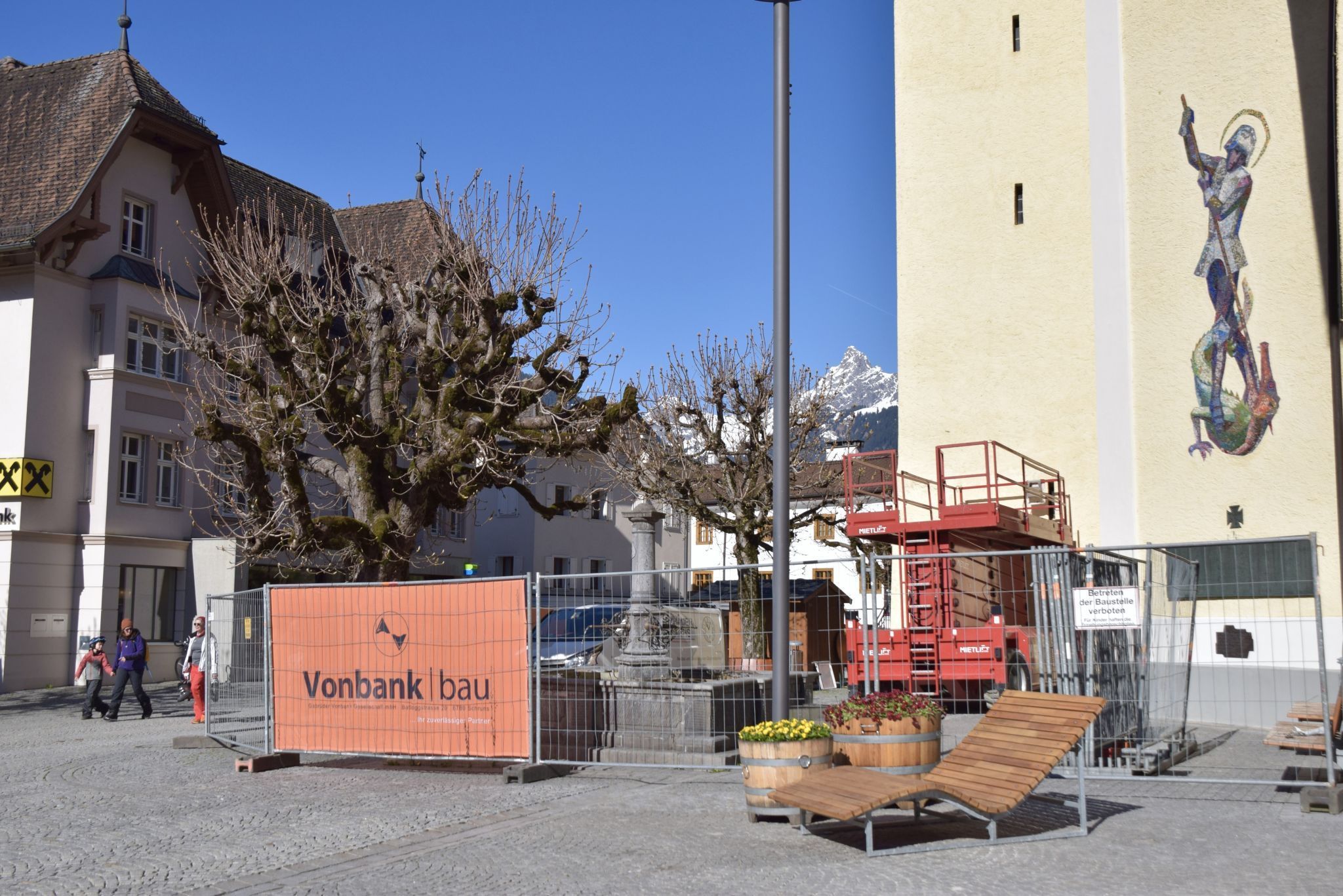 Das Schrunser Münster wird mit neuen Glocken ausgestattet. Die Arbeiten im Kirchturm haben begonnen, der Baustellenbereich ist eingezäunt.