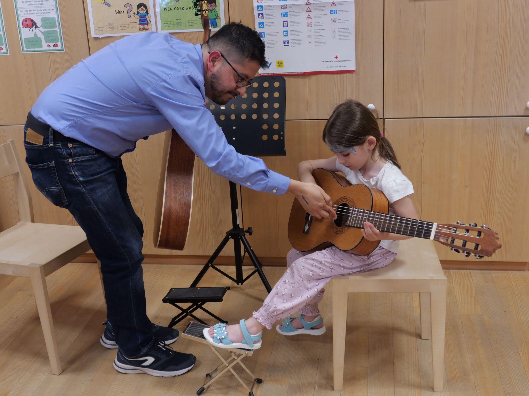 Romelia begeisterte sich fürs Gitarrenspiel, dass ab 7 bis 8 Jahren angeboten wird.
