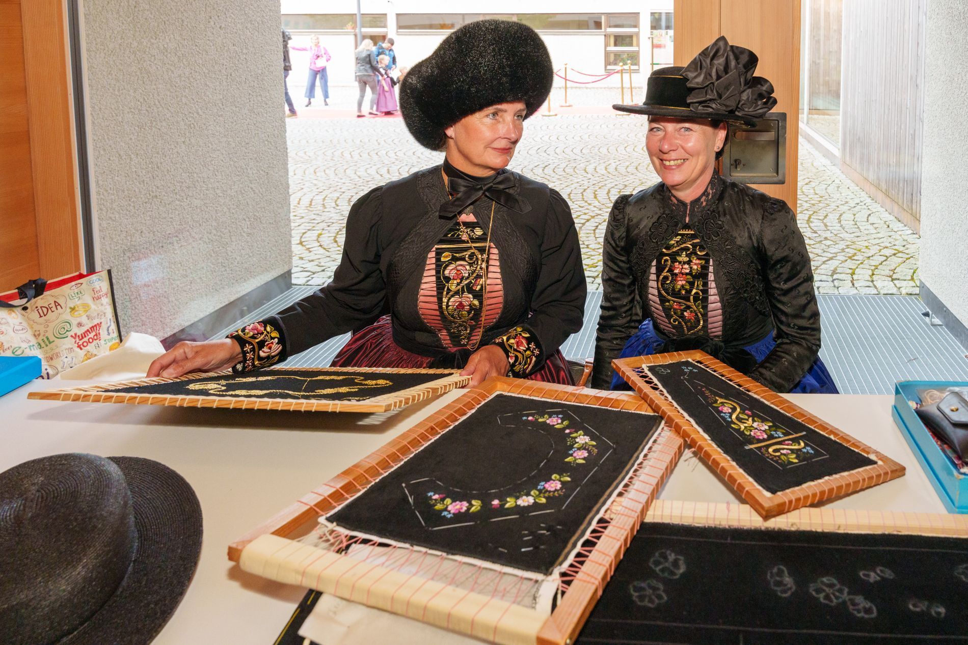 Der Samt, auf dem gestickt wird, wird bis zur Fertigstellung in einen Rahmen eingespannt.