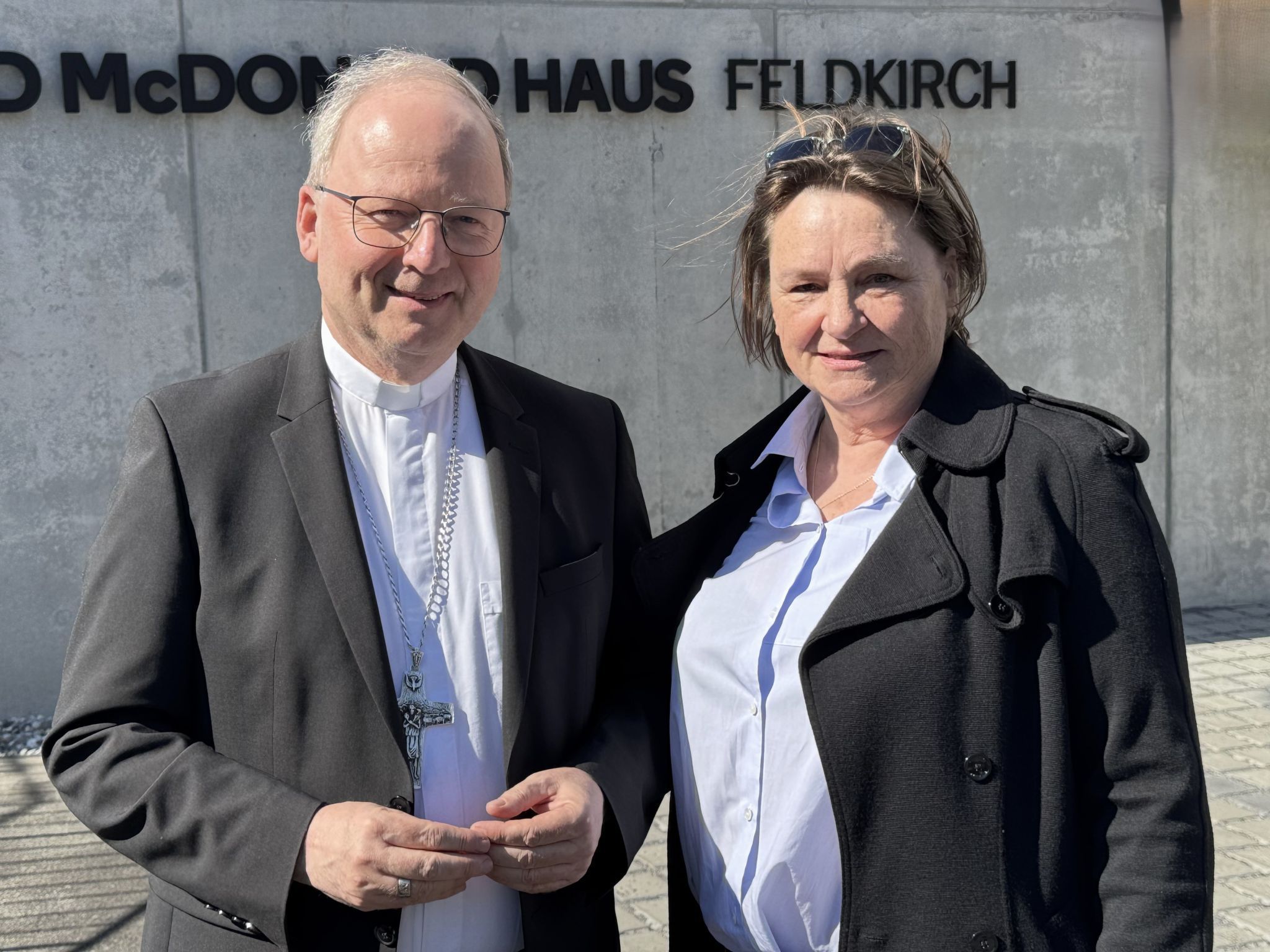 Bischof Benno Elbs und Ortsvorsteherin Elisabeth Pucher.