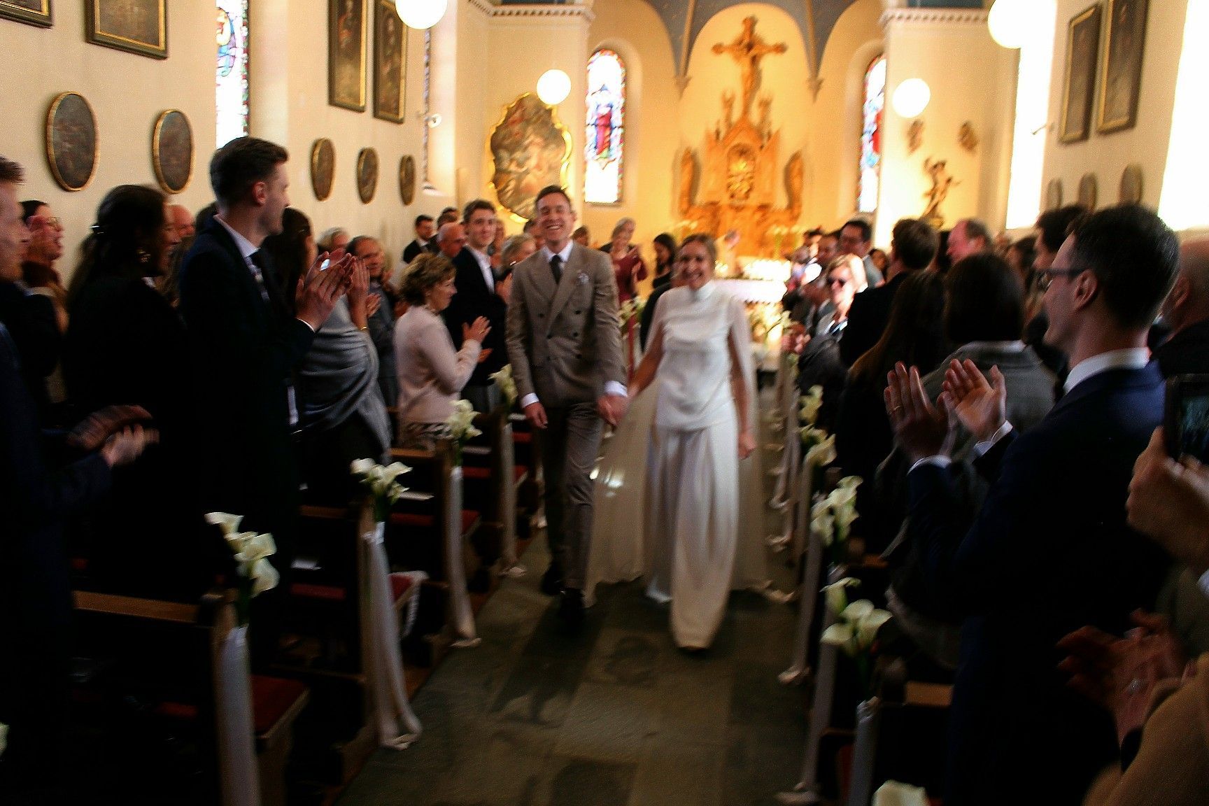 Da muss man wirklich total verliebt in sein Urlaubsparadies sein, wenn man mit Familien, Freunden und Bekannten Hunderte Kilometer fährt, um dort zu heiraten. Anne-Catherine Bols aus Limbourg und Denis Hanjoul aus Leuven haben es getan – die Frisch-Getrauten werden mit Applaus aus der Warther Kirche begleitet. PETER STRAUSS