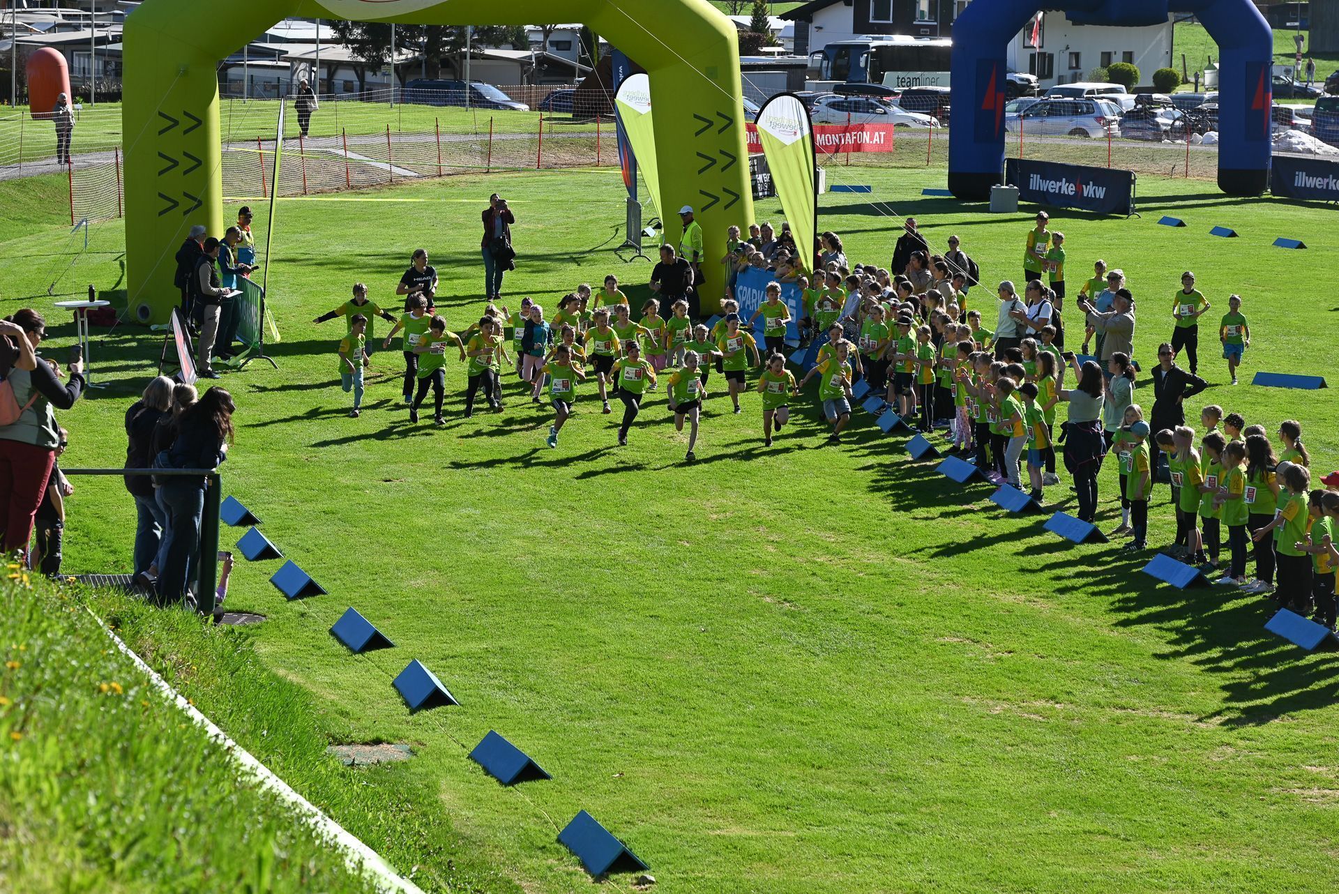 Alle fünf Minuten rannten die Kinder los, um ihre jeweilige Schanze hinaufzurennen.