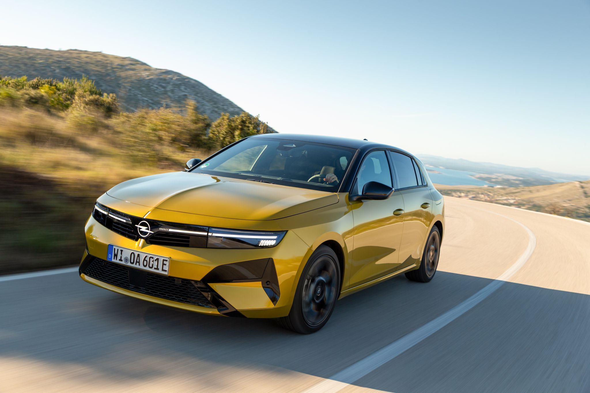 Das Update verhilft dem Opel Astra zu mehr optischer Eigenständigkeit und Charakter, dazu profitiert er von einem umfassenden Technik-Update bei Benziner, Plug In und E-Variante