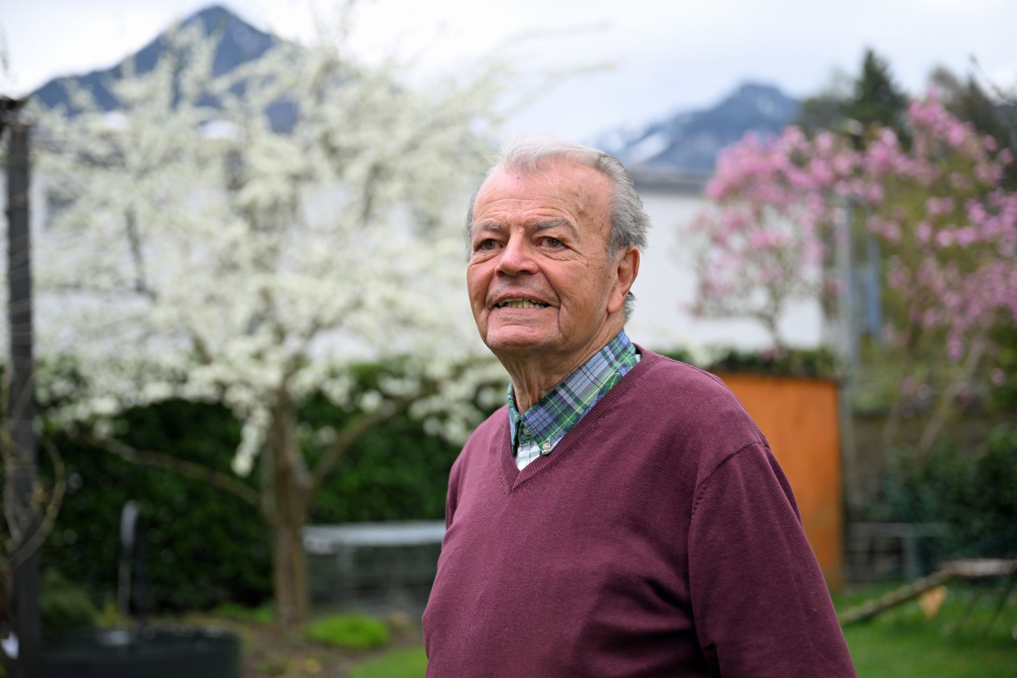 Franz Winder in seinem Garten in Dornbirn, im Hintergrund der Staufen – die Berge sind bis heute ein wichtiger Teil seines Lebens.