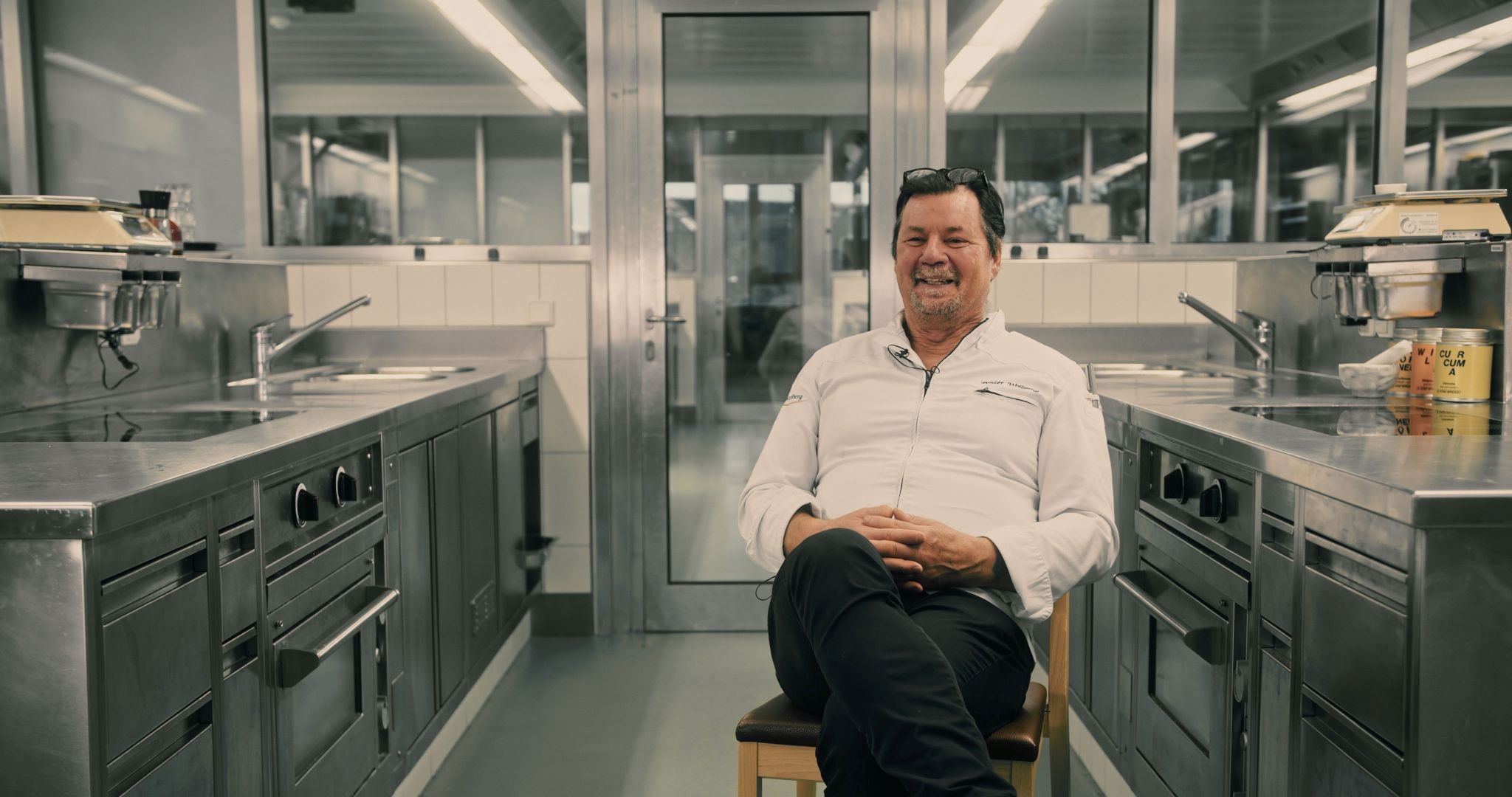 Der Film verbindet Archivmaterial mit aktuellen Interviews (hier mit Sternekoch Wolfgang Ponier) und persönlichen Erinnerungen.