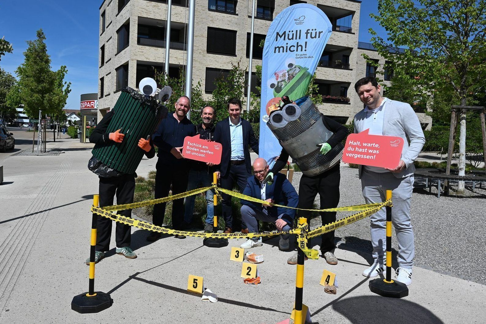 Freuten sich über die Aktion: Umweltgemeinderat Simon Vetter, Günter Bösch (Umweltabteilung), Bürgermeister Patrick Wiedl, Andreas Pertel (Österreich sammelt) und Alexander Cukic (Gemeindeverband)