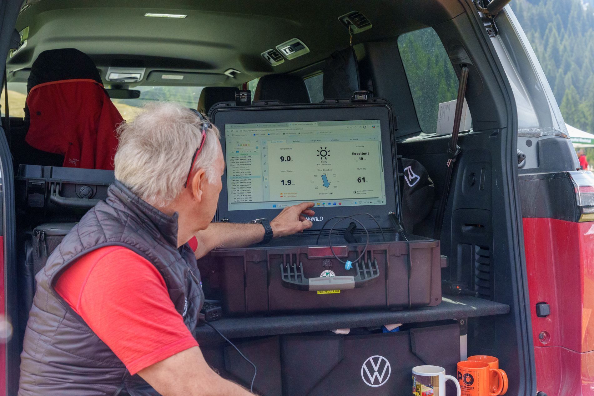 Verschiedene Programme, die auf sogenannten Feldbildschirmen Daten von den Drohnen empfangen, unterstützen die Lagebeurteilung und Zustand der Drohnen.