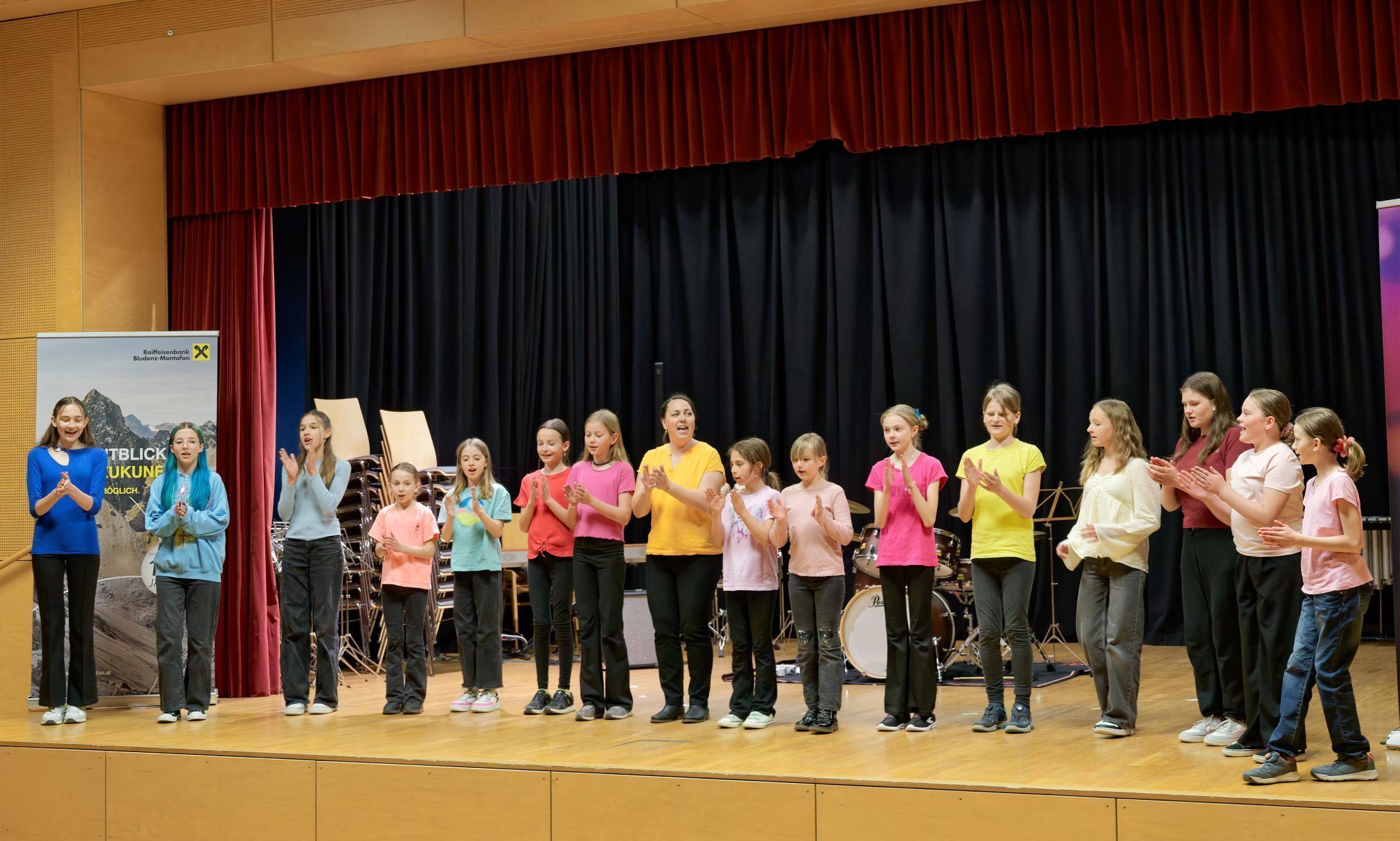 Auch der Projektchor überzeugte mit „Let’s Sing Together“ und sorgte für einen stimmungsvollen Programmpunkt. Foto: Musikschule Montafon