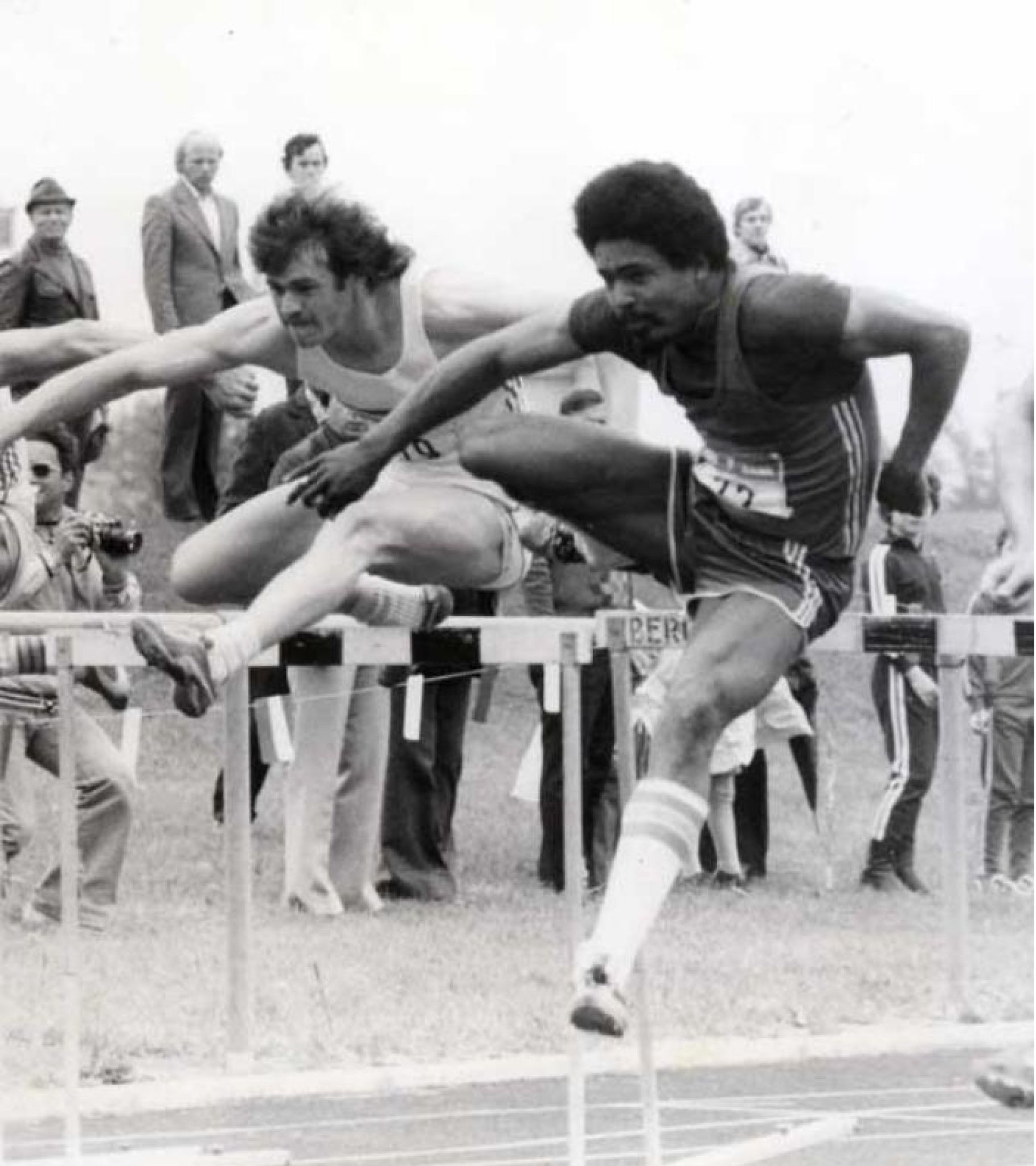 Wolfgang Berchtold Ende der 1970-er Jahre beim Mehrkampfmeeting in Götzis auf Augenhöhe mit Daley Thompson, der 1980 im Mösle Weltrekord fixierte und u. a. 1980 und 1984 Olympiasieger wurde. VN-ARCHIV