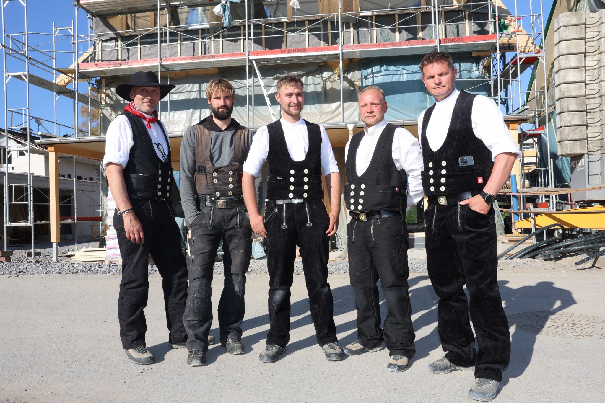 Zimmerer Bernhard Erath, Joshua Betzt, Simon Erath, Christian Schulz und Slavo Kubala.