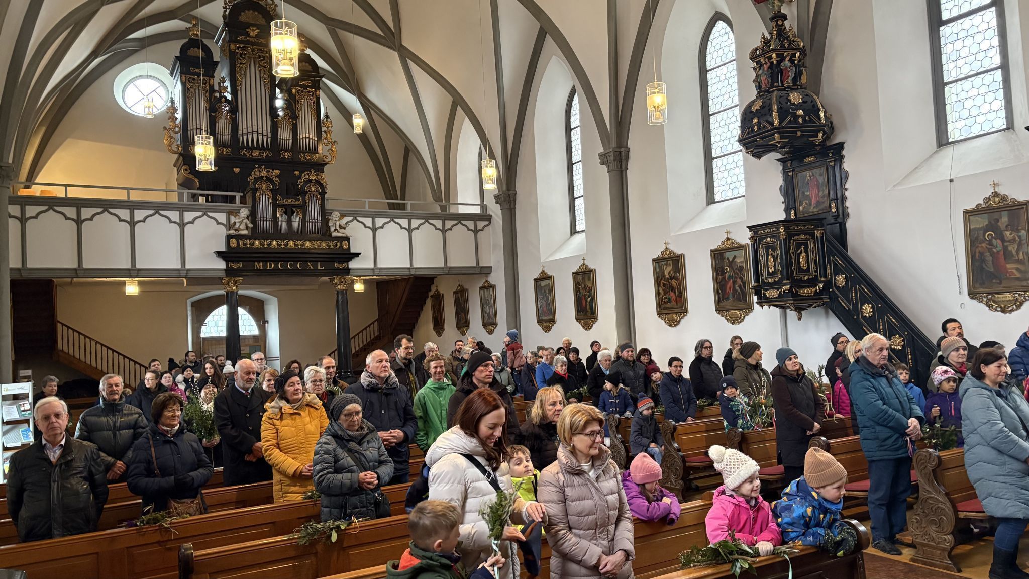 Die Prozession führte von der St. Laurentiuskirche (Bild) zur Pfarrkirche Heilig Kreuz.