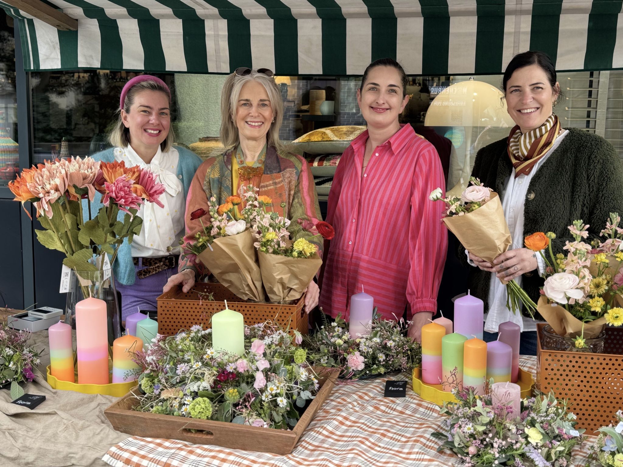 Gastgeberin Martina Hladik (2.v.li) mit Designerin Maiken Kloser, Goldschmiedin Anna Waibel und Floristin Martina Köb beim Designmarkt.