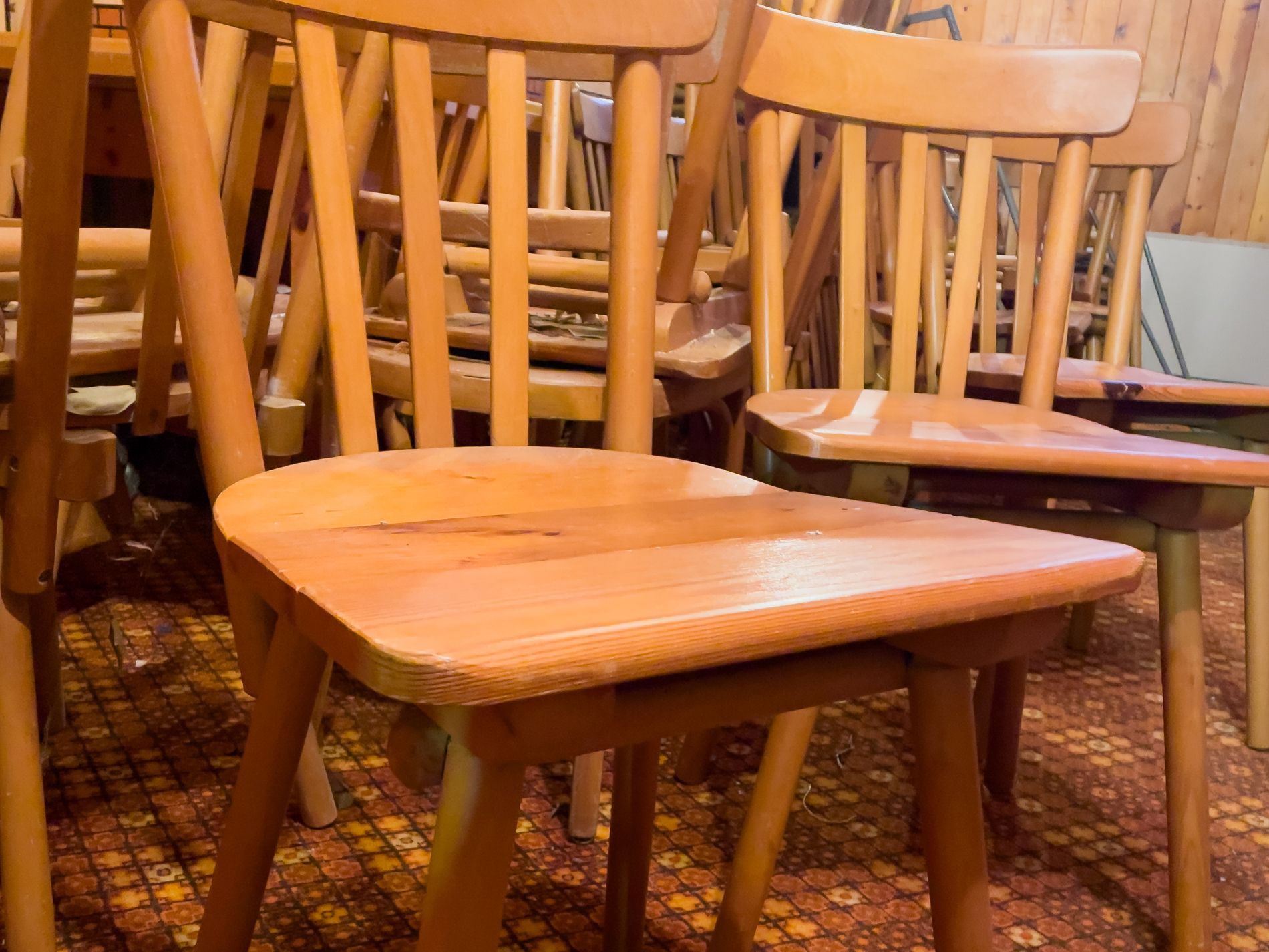 Jede Menge Sessel stehen zum Verkauf.