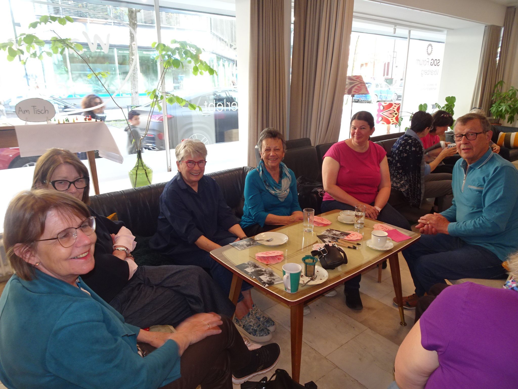 In lockeren Gesprächsrunden tauschten sich die Gäste über Erinnerungen an Fanny Amann aus. 