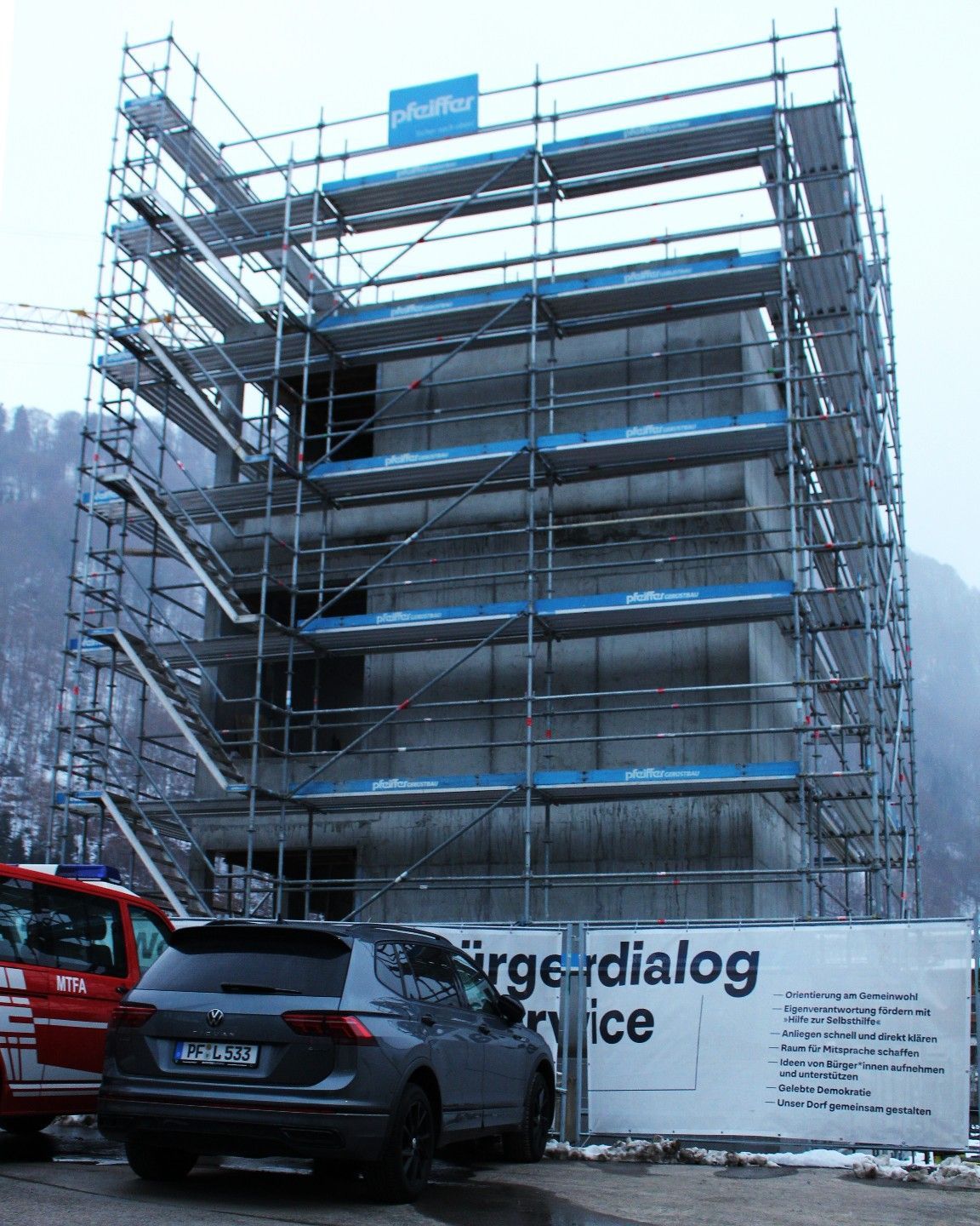 Schon vor Ostern konnte das Baugerüst für die Zimmermannsarbeiten errichtet werden.   