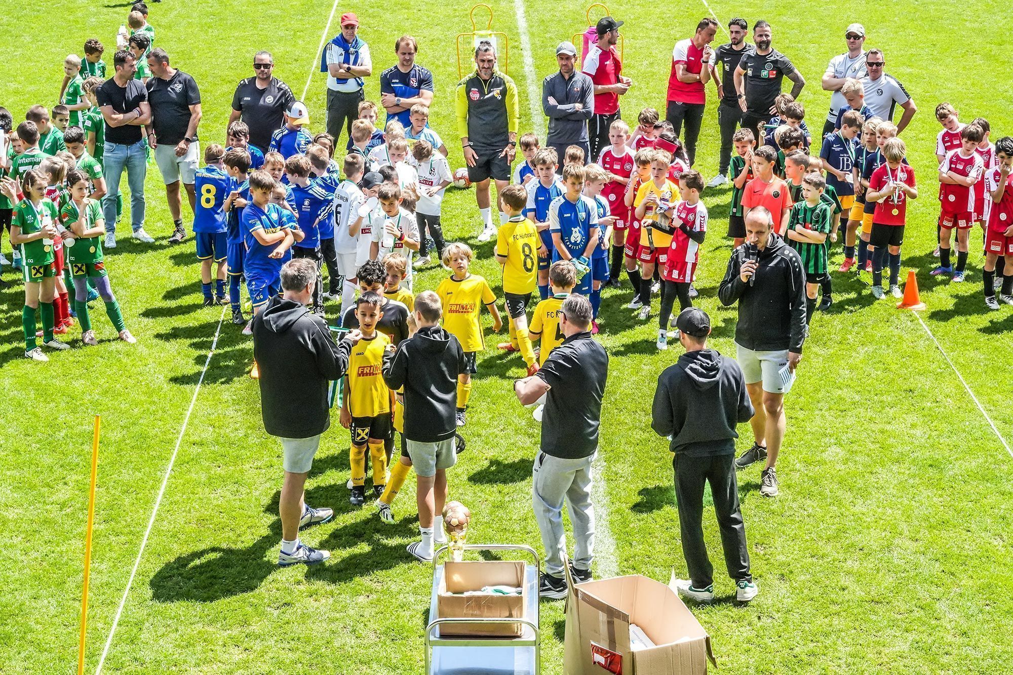 Das Bruno Pezzey-Turnier in Lauterach erhält eine besondere Note durch Influencer Qualle. VEREIN