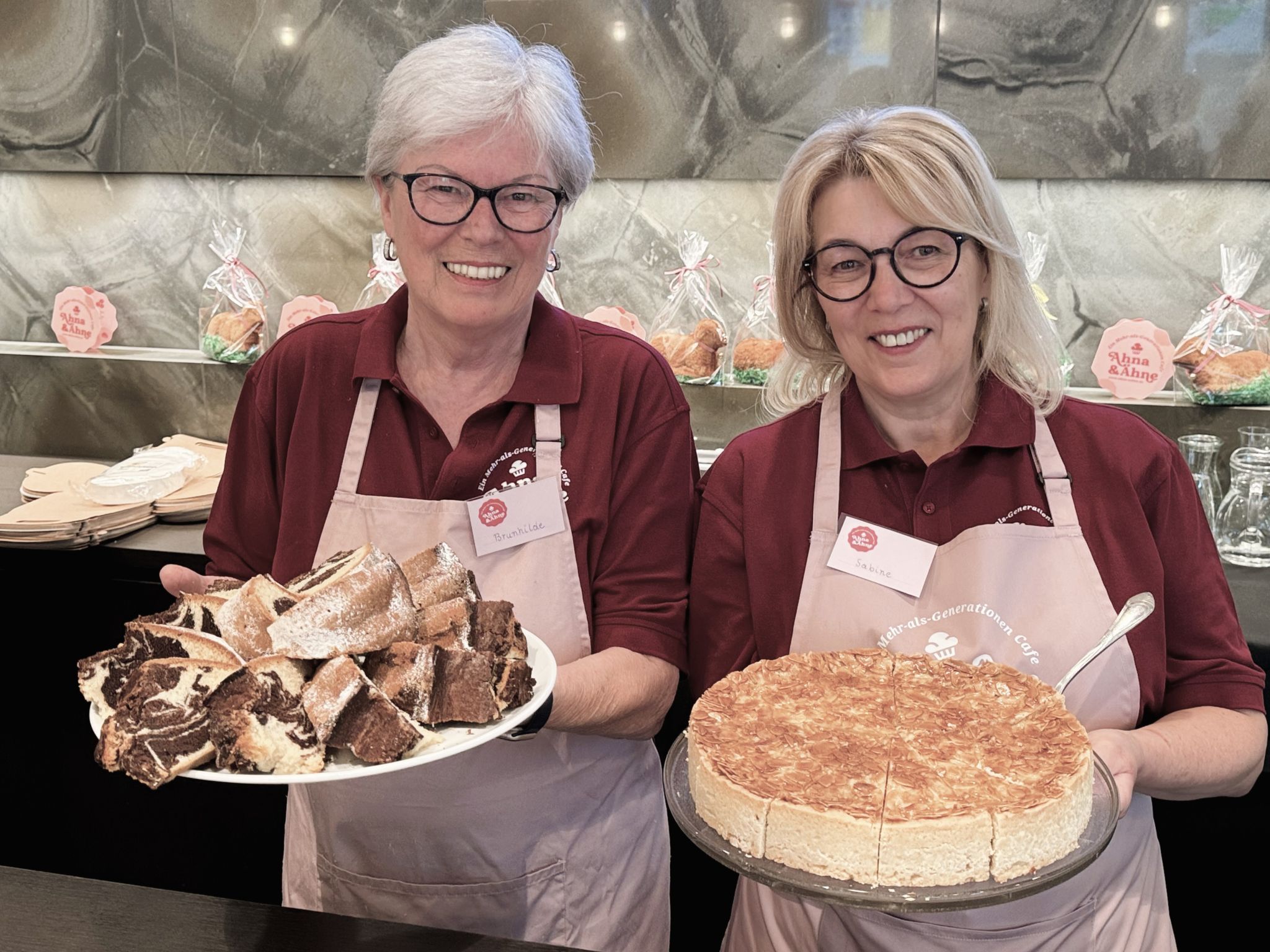 Kuchenbäckerinnen Brunhilde Nagel und Sabine Töplitzer.