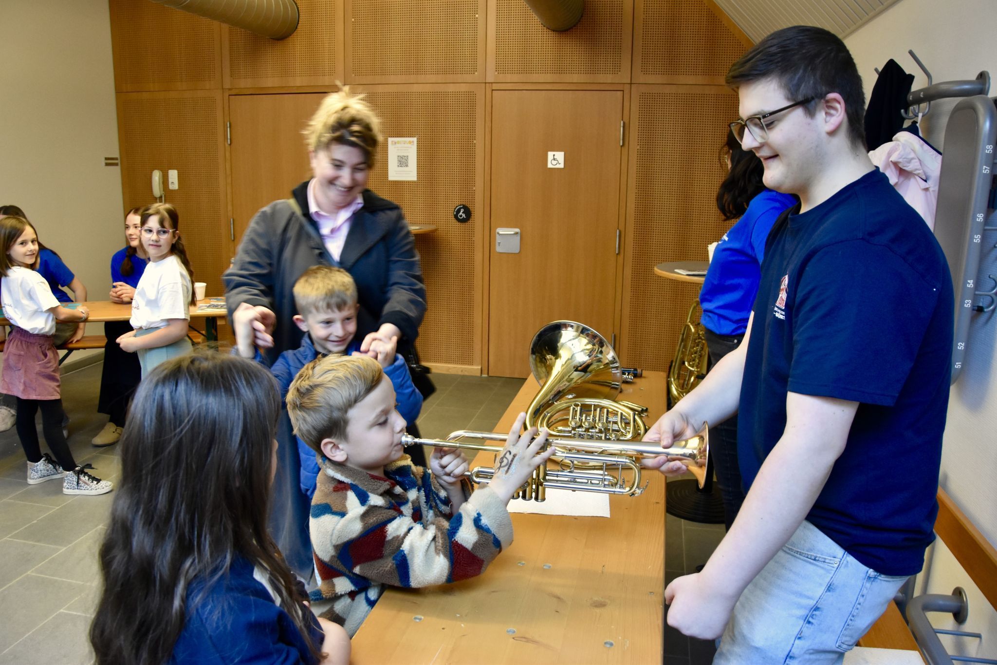 Instrumente ausprobieren bei der Stadtmusik Bludenz