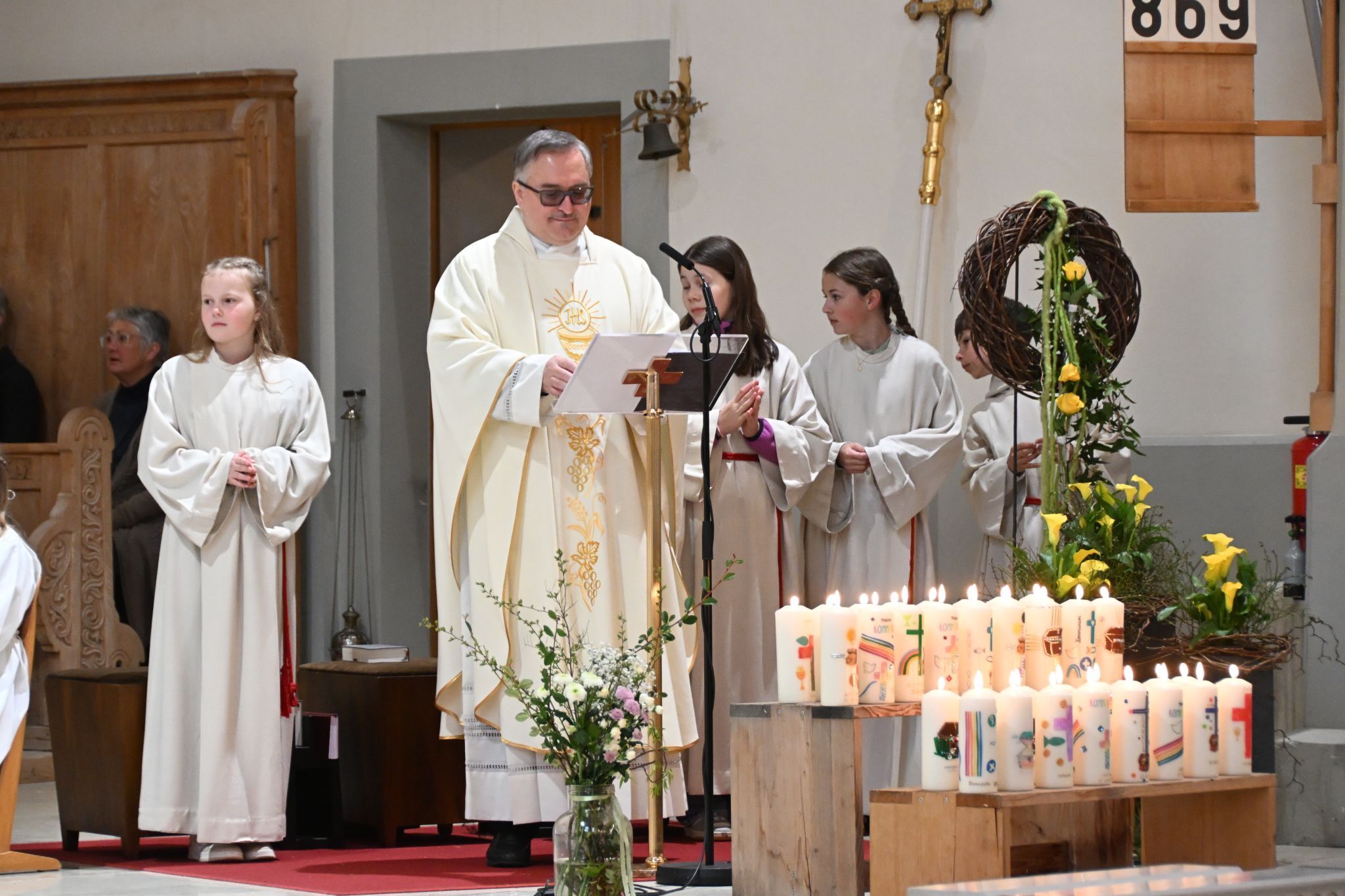 Pfarrer Anton Cobzariu mit Ministrantinnen