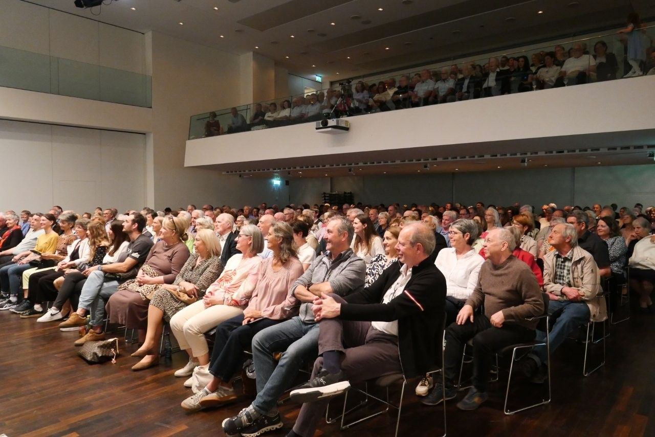 Die vielen Besucher im Vinomnasaal. 