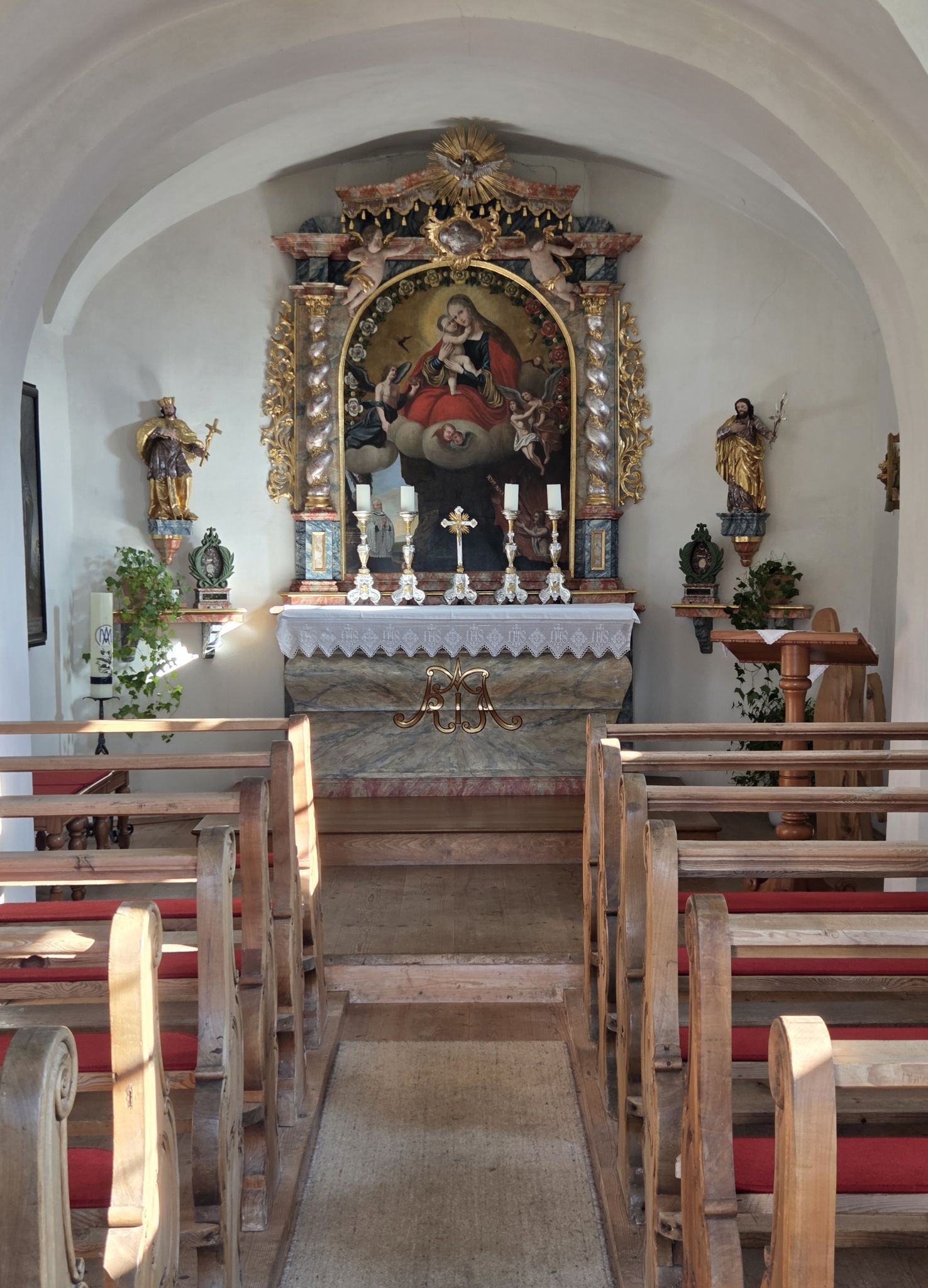 Der barocke Hochaltar mit dem Muttergottes-Gemälde eines nicht bekannten Künstlers (Foto OS)