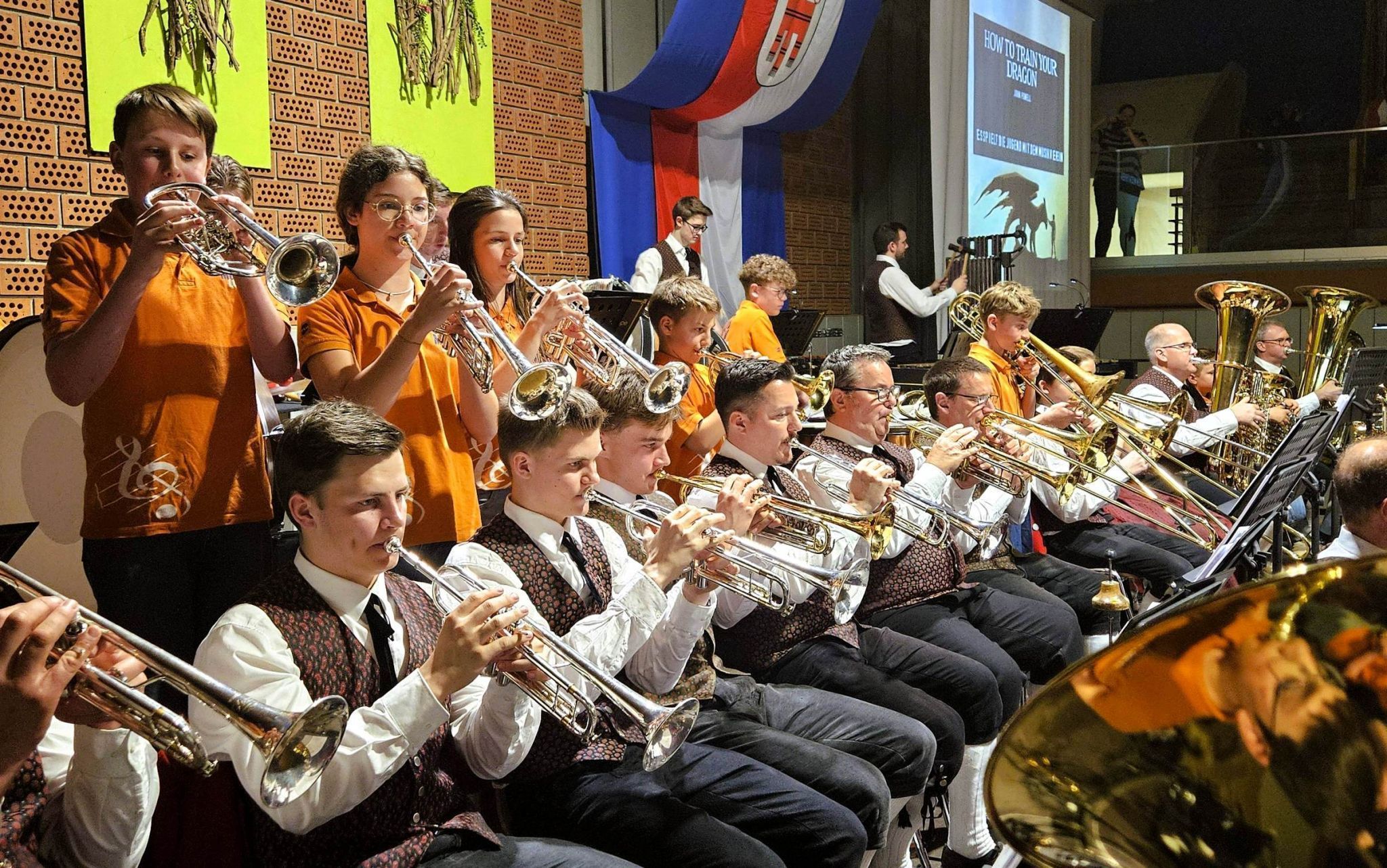 Mit Stolz präsentierte der Musikverein Lochau im Rahmen seines Frühlingskonzertes auch seinen erfolgreichen Nachwuchs beim gemeinsamen Auftritt von Jung und Alt beim Stück „How to train your Dragon“.