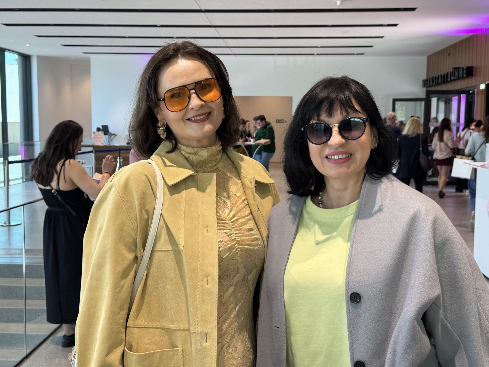  Anna Gächter (@worldbyanna.jpg) mit Schneiderin Tanja Himmelreich.