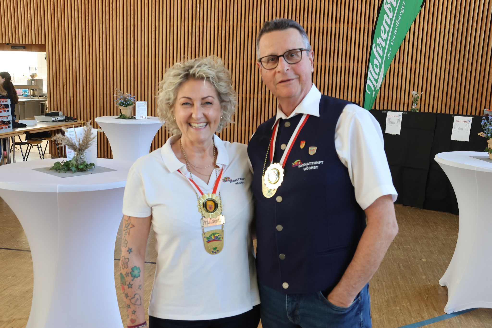 Zunftpräsidentin Sandra Weinhandel mit Vollblutnarr Johnny Tuppen von der Fasnatzunft Höchst als Ausrichter der VVF-Generalversammlung.