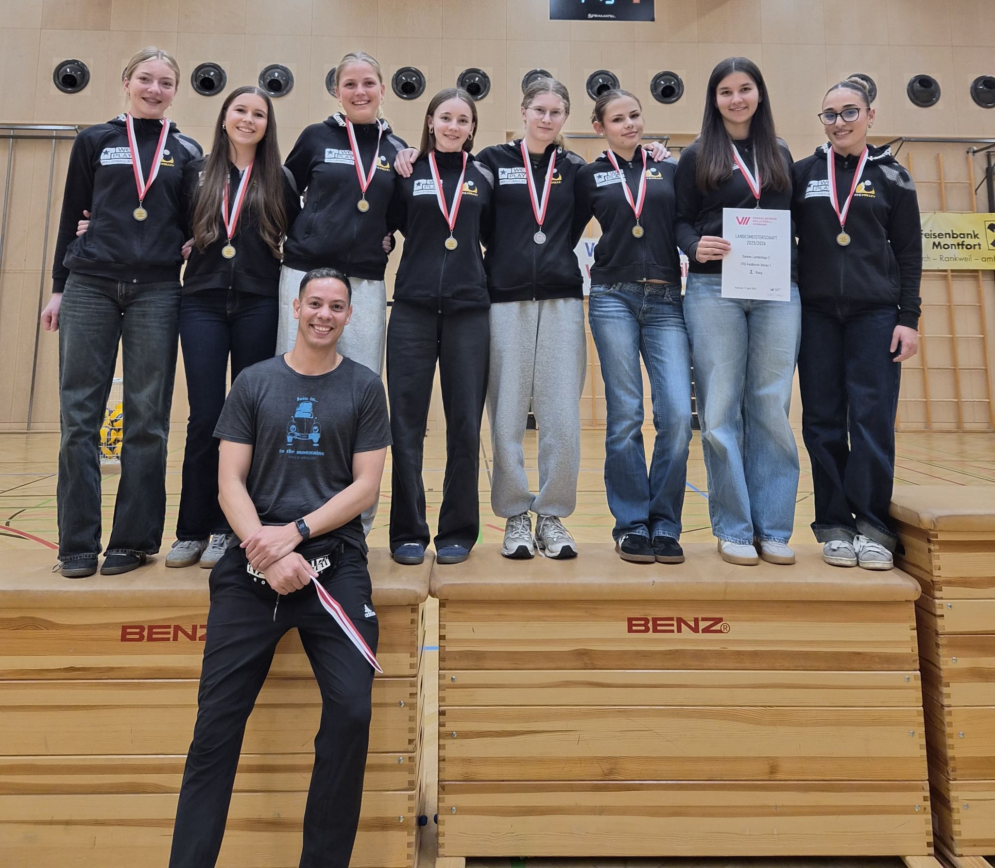 Teile des Damen 1 mit Trainer Matheus Bonete
