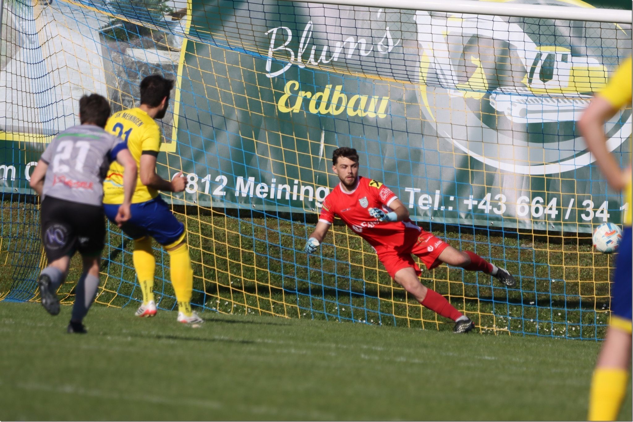 Mario Mathis verwandelt den Elfer. 