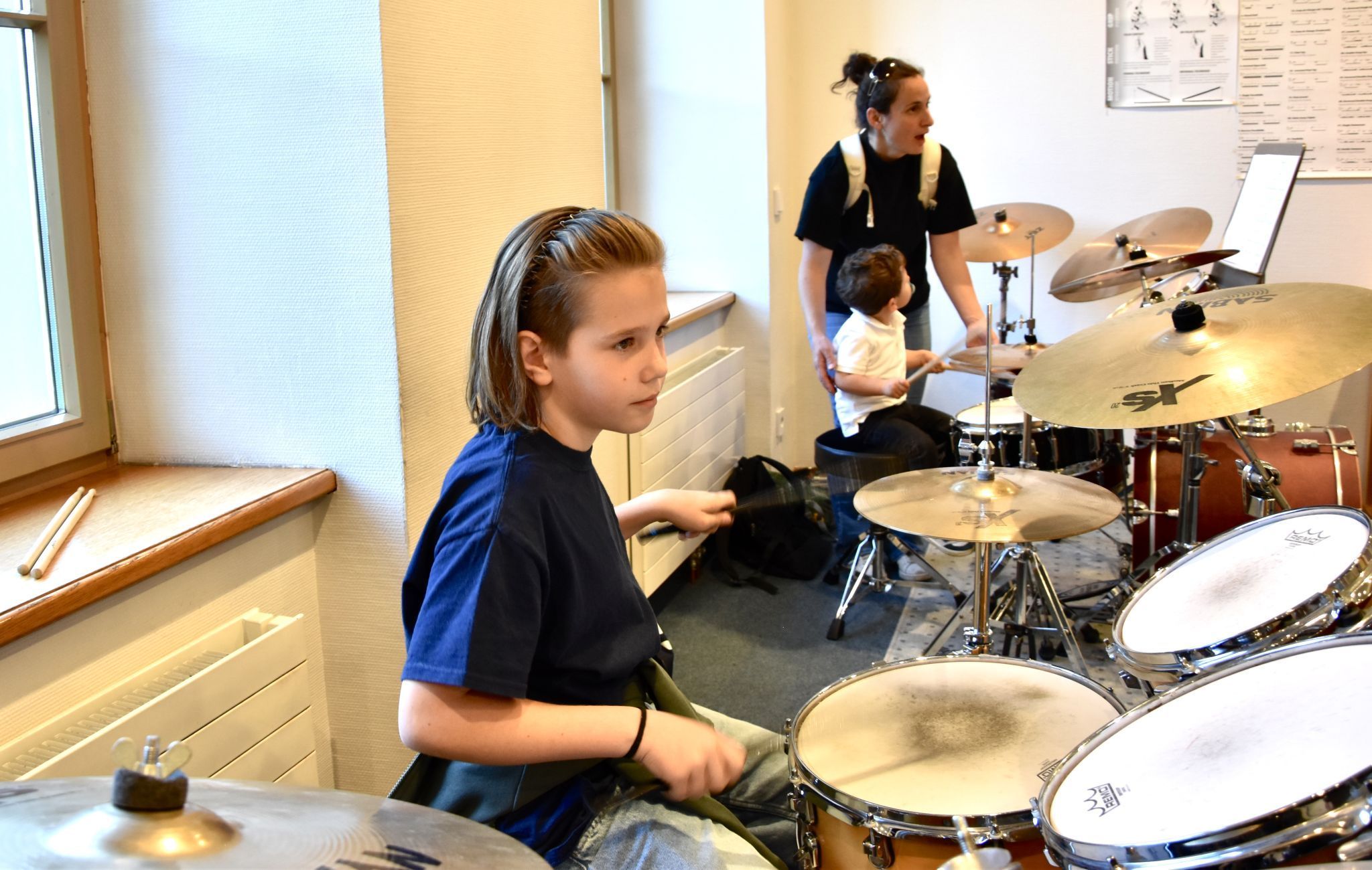 Samuel am Schlagzeug