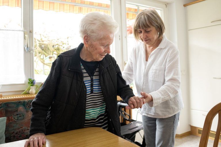 Diese Frauen kochen, helfen, pflegen – und machen Dinge, die nicht im Vertrag stehen