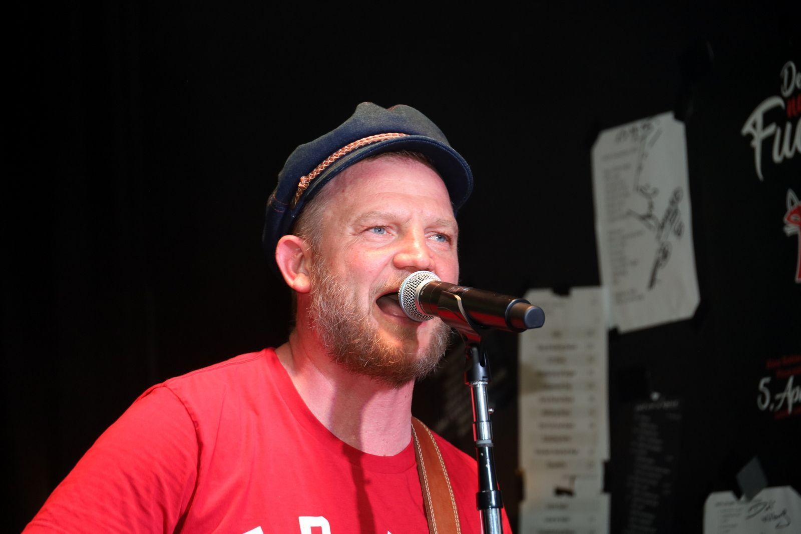 Sänger Daniel Benzer in Aktion im HubRaum