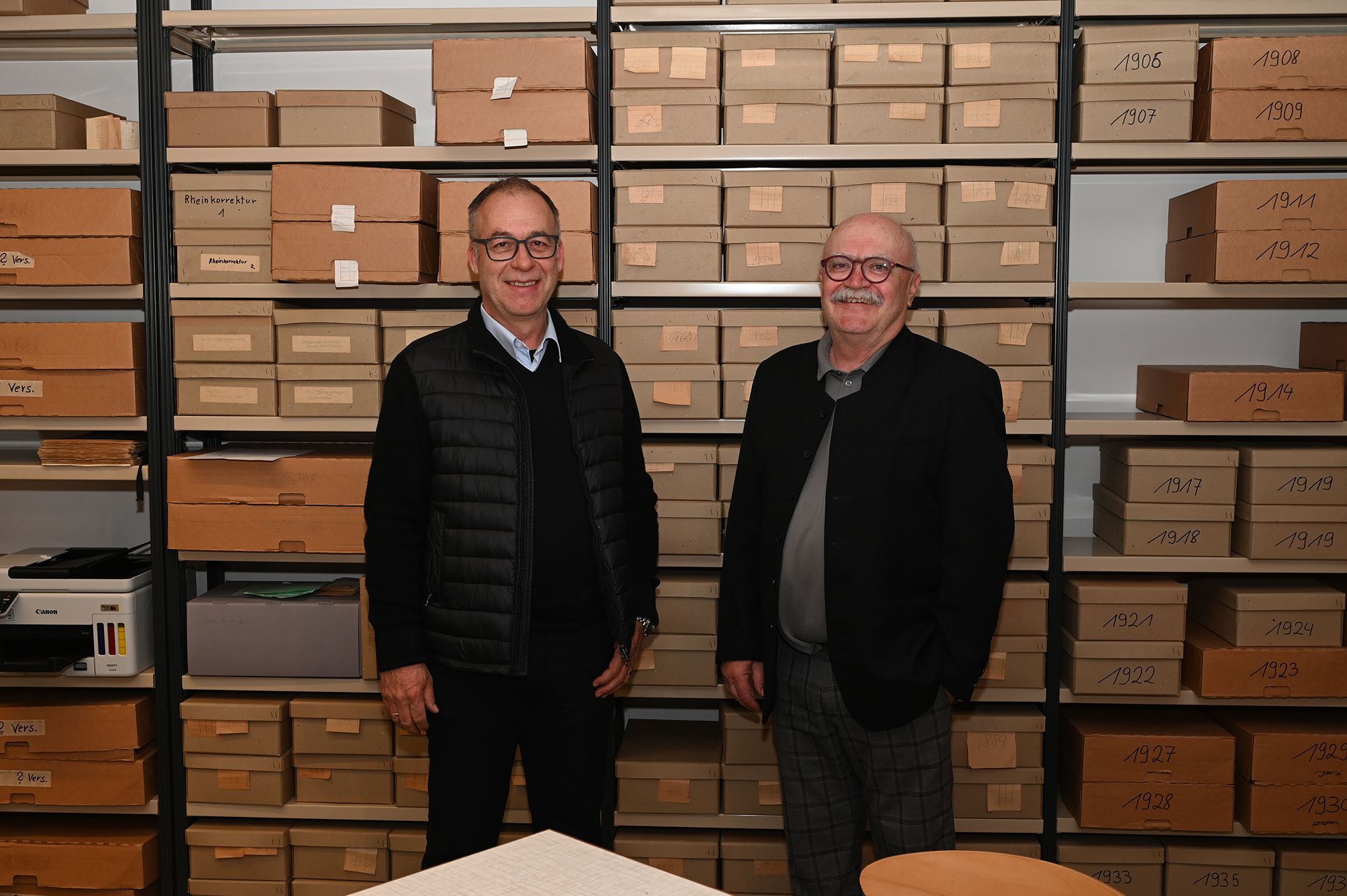 Bürgermeister Thomas Fitz und Thomas Kaltenbrunner im neuen Archivraum.