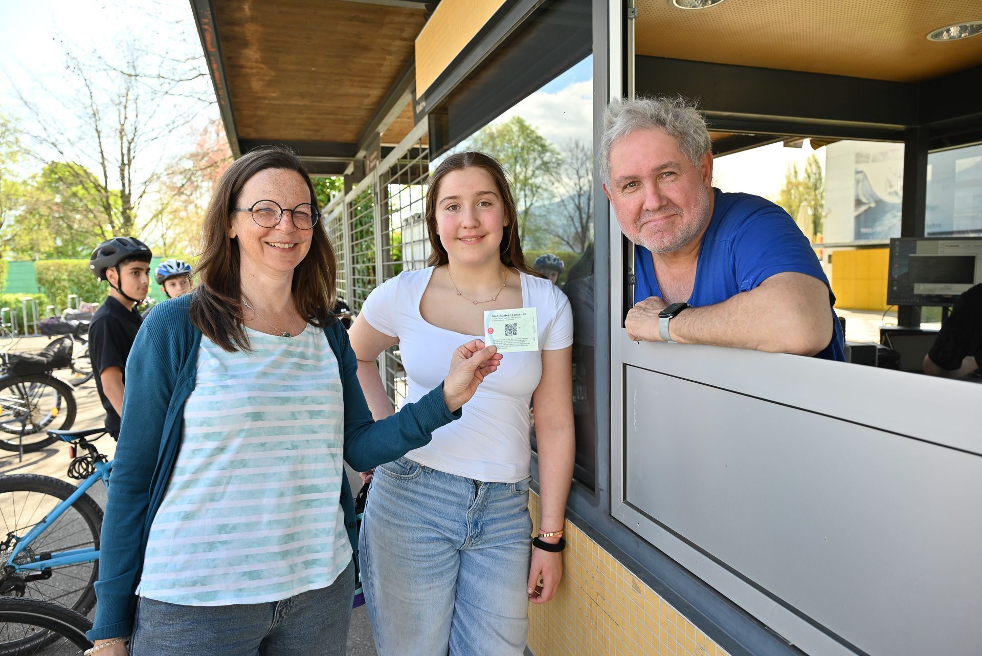 Johanna überreichte mit Gabi Hampson dem Parkbad mit Gerd Ortner den QR-Code, der ab sofort beim Eingang angebracht ist.