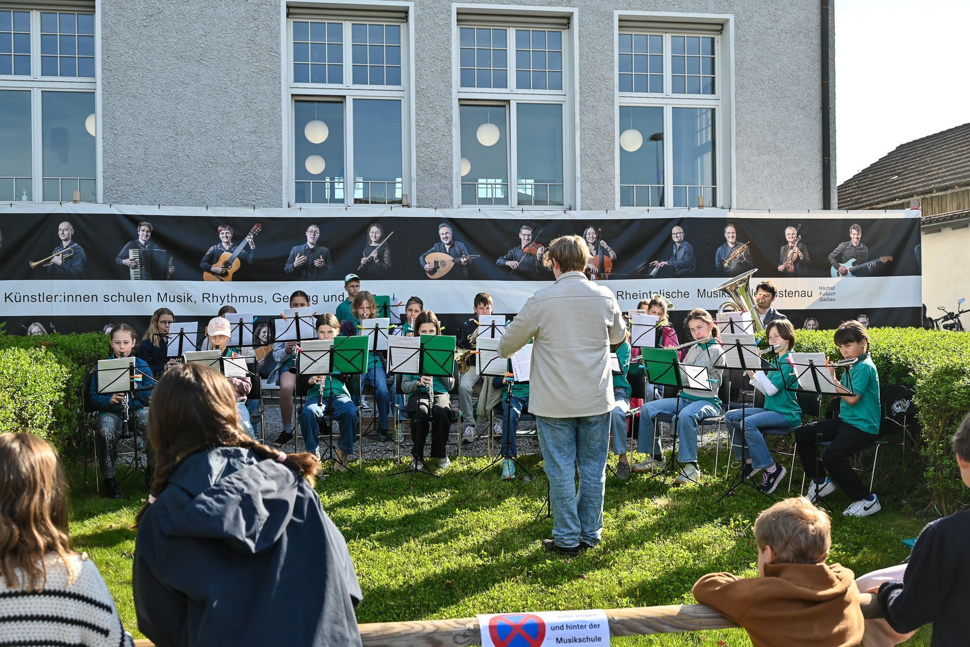 Die Hänschenklein-Musik vom Musikverein Lustenau spielte vor der Musikschule.