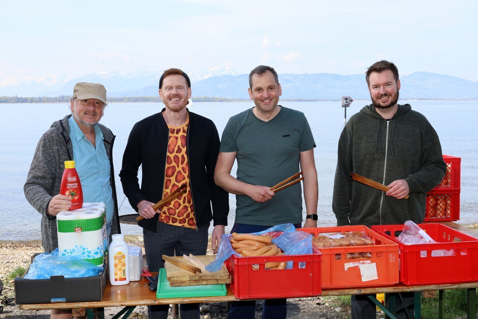 Thomas Filler, Dominik Greissing, Bürgermeister Andreas Kresser und Daniel Schwark als Grillmeister