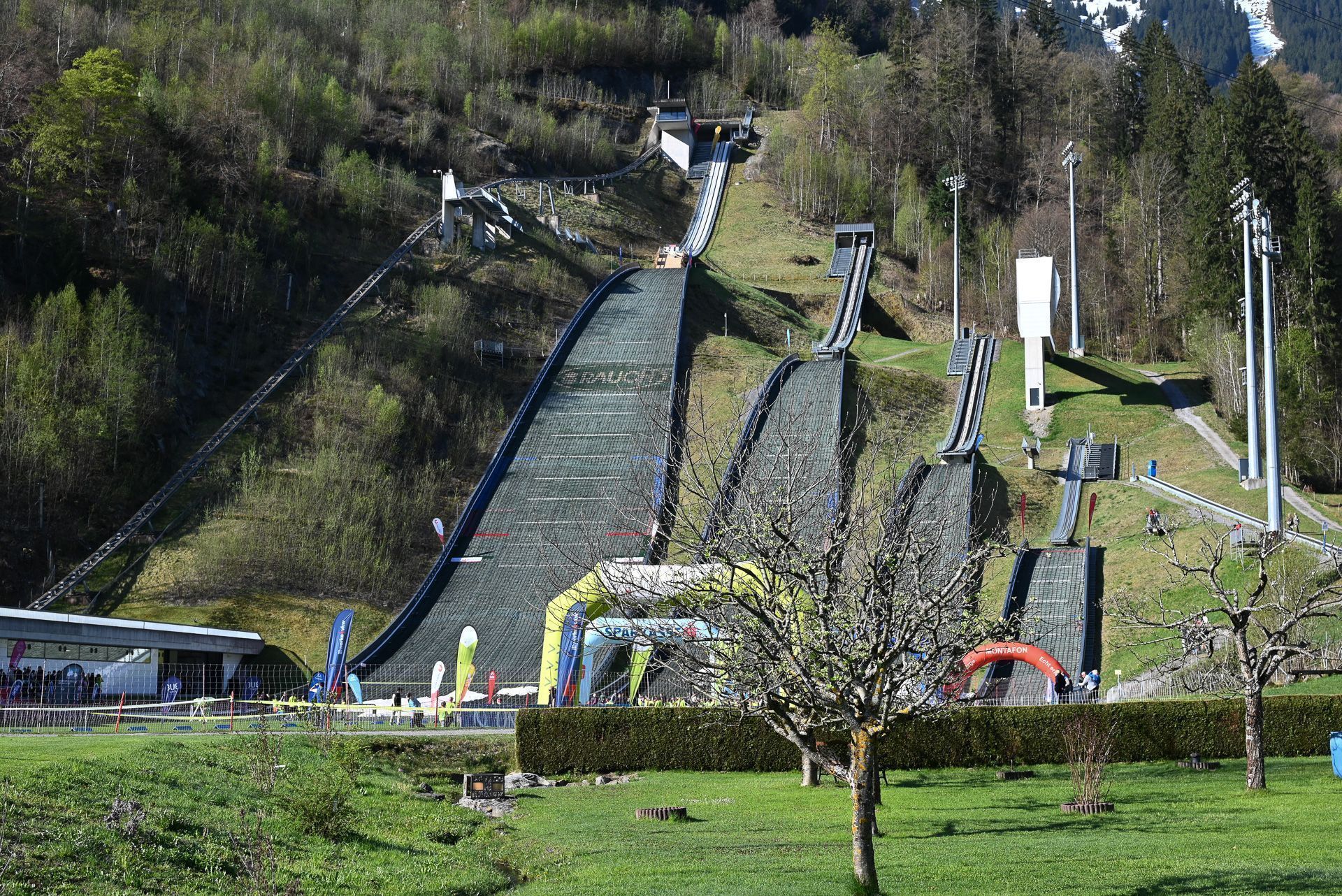 Vier unterschiedlich hohe Schanzen durften am Freitag von unten nach oben bezwungen werden. 