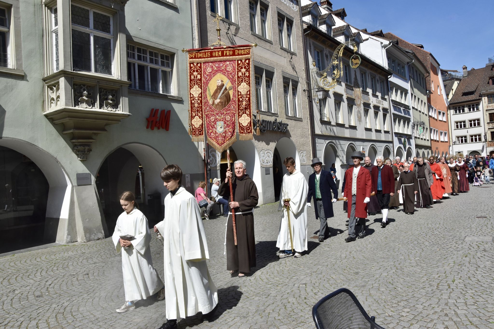 Fidelisprozession in Feldkirch, hier in der Marktgasse. Bruder Engelbert Bacher trägt die Fahne.