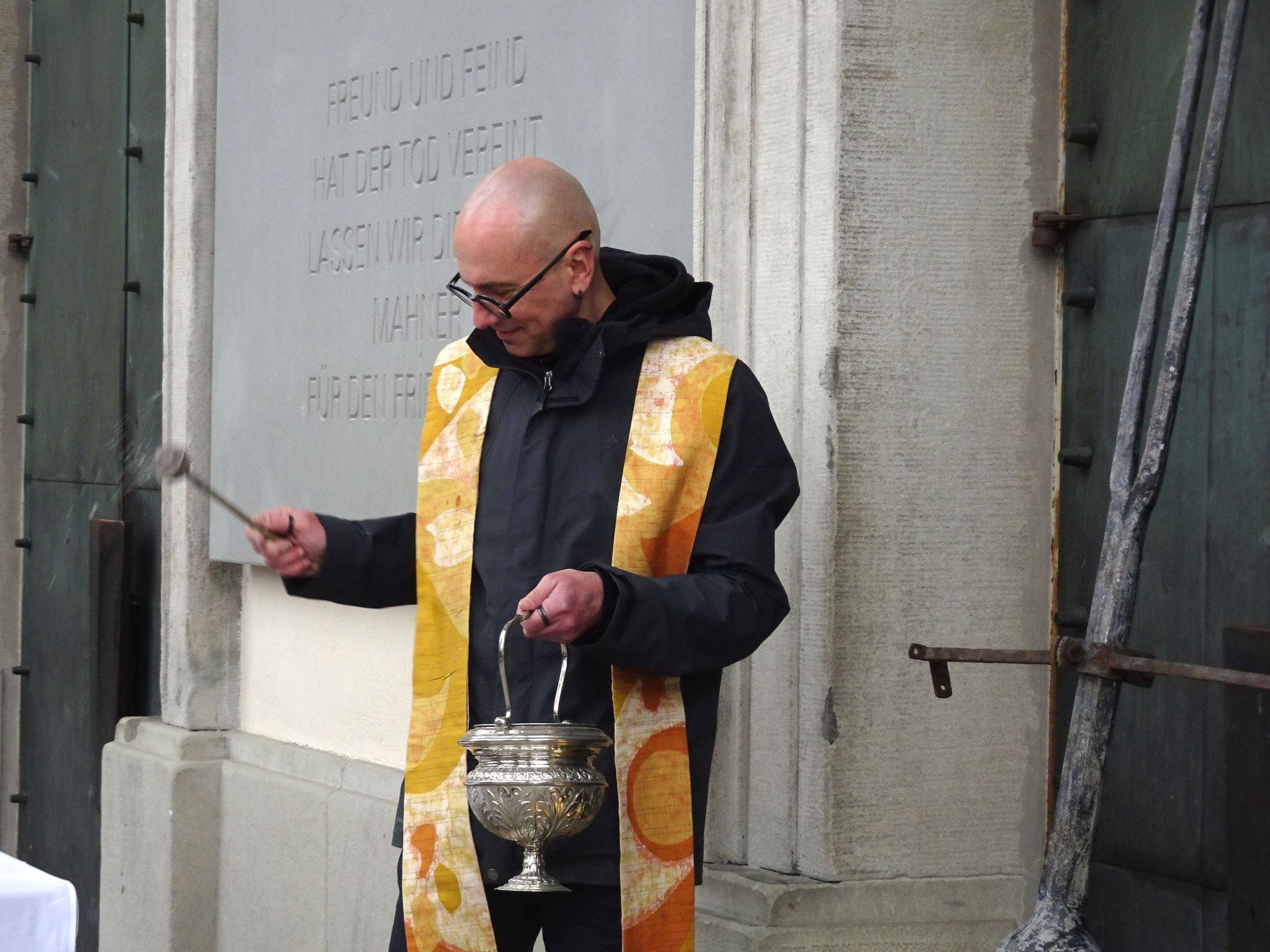 Die Segnung unterstrich die symbolische Bedeutung des Bauprojekts für die Stadtgemeinschaft.