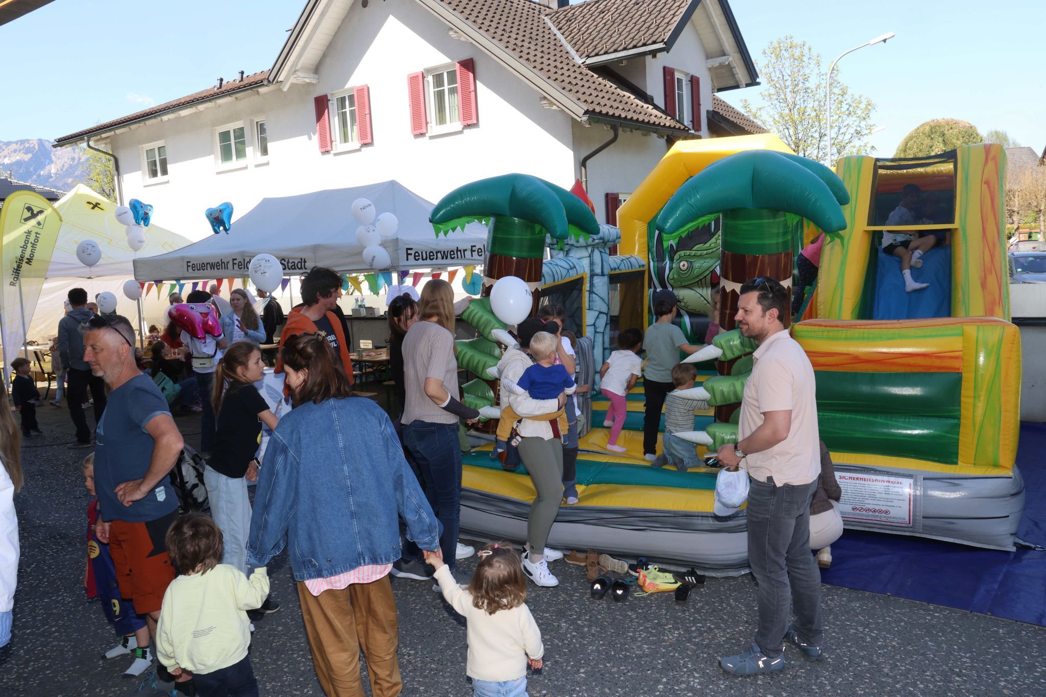 REges Treiben bei der Hüpfburg-Kombination.