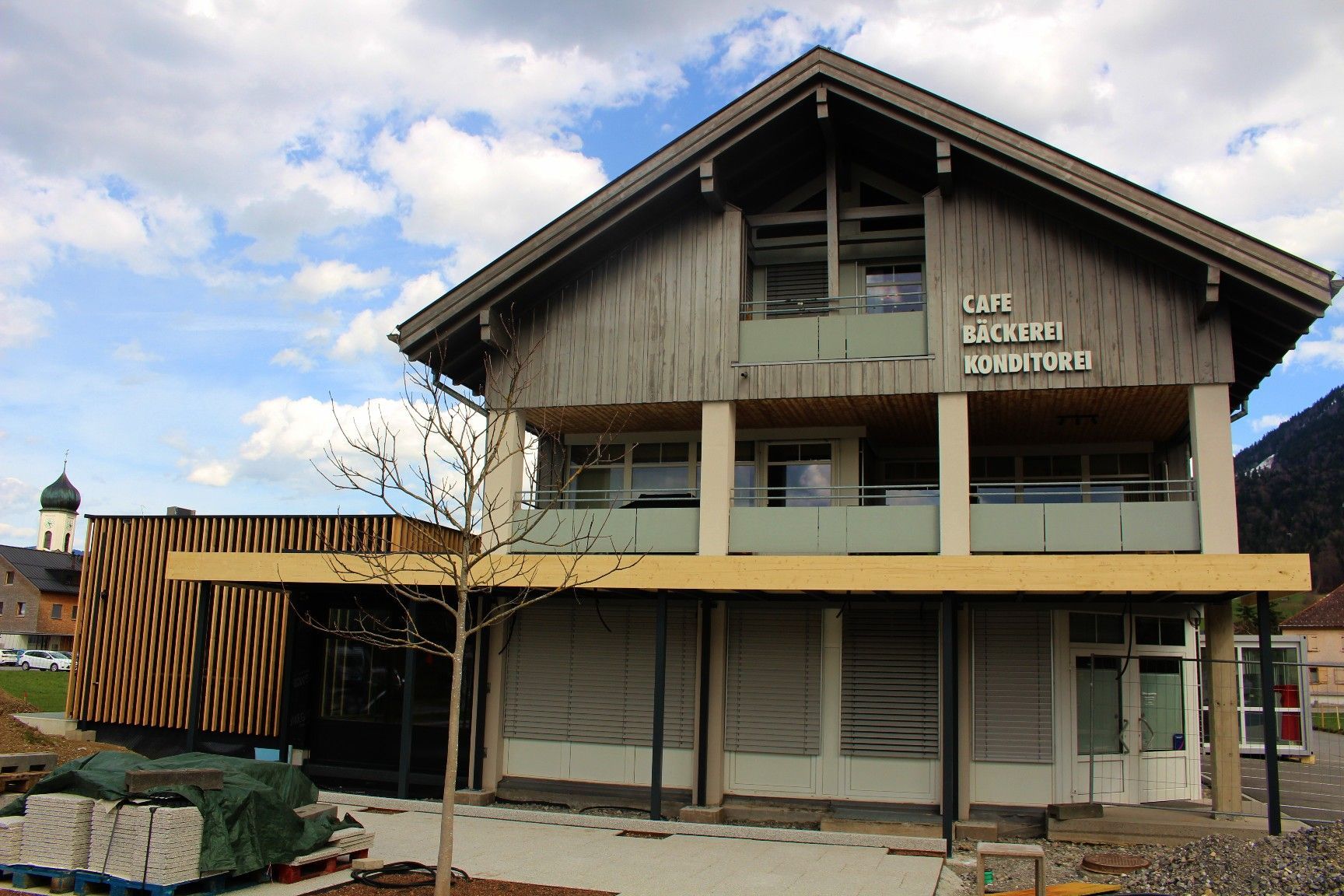 Von außen sind umweltrelevante Verbesserungen nicht erkennbar – geheizt wird künftig mit einer Erdwärmeanlage, hinzu kommt auch noch Wärmerückgewinnung, Regenwasser wird als Brauchwasser genützt usw.   