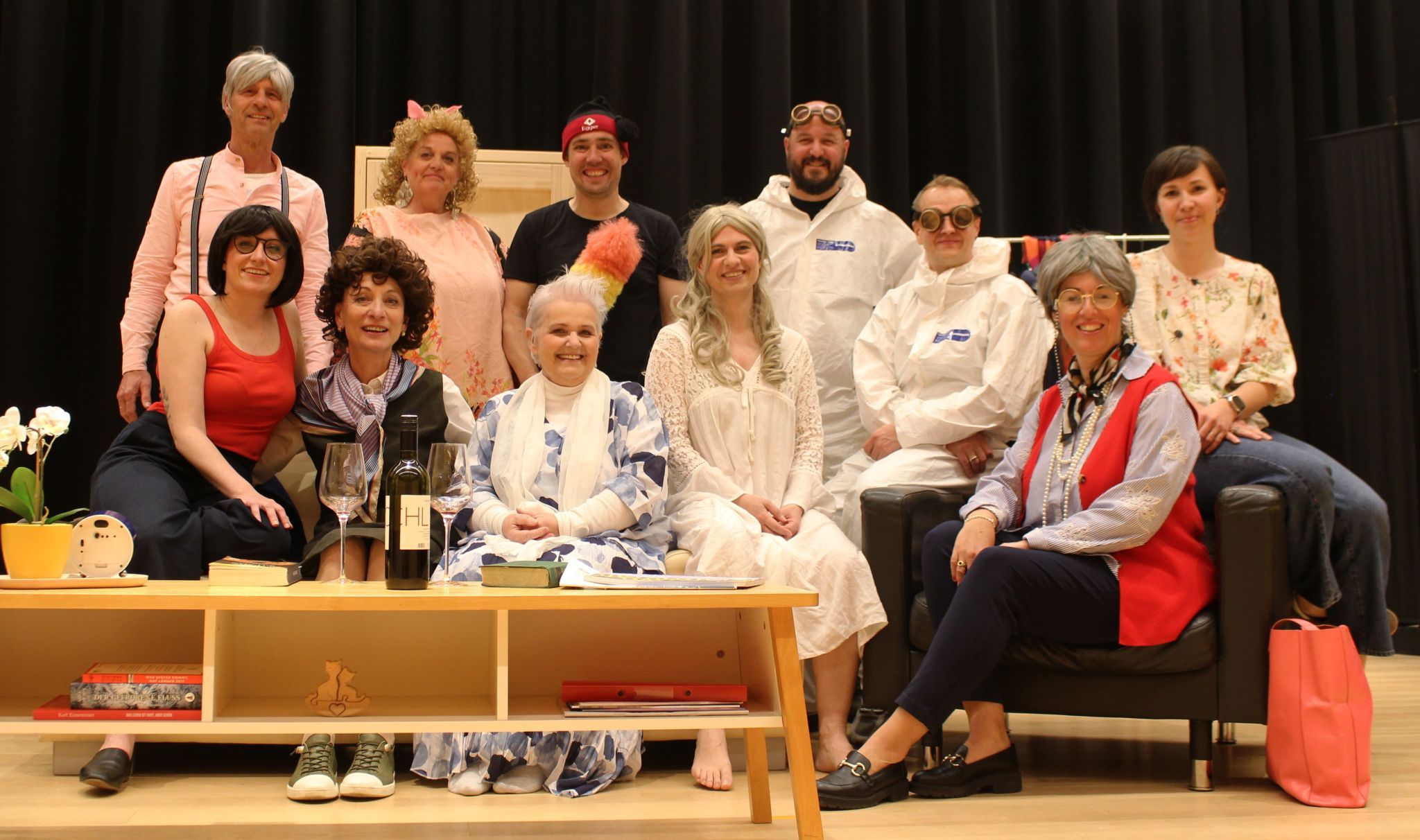 Mit der geisterhaften Komödie „Tote Frauen trinken nicht“ feiert das Dorf.Theater Mellau am 1. Mai, 20 Uhr, im Dorfsaal Premiere. PETER STRAUSS