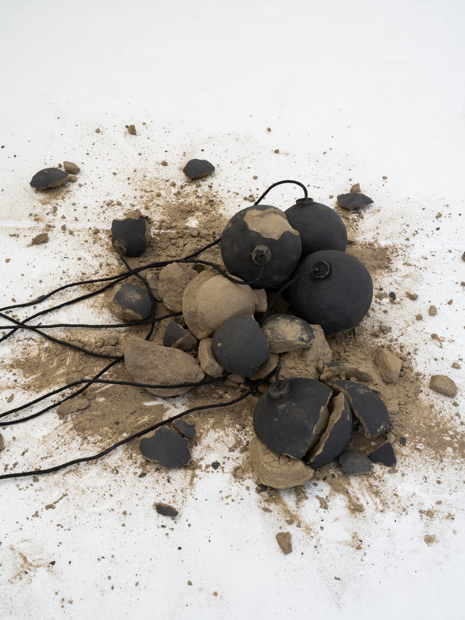 Mari Iwamoto greift mit ihren Arbeiten Themen wie Zeit, Existenz, Erinnerung und Politik auf.