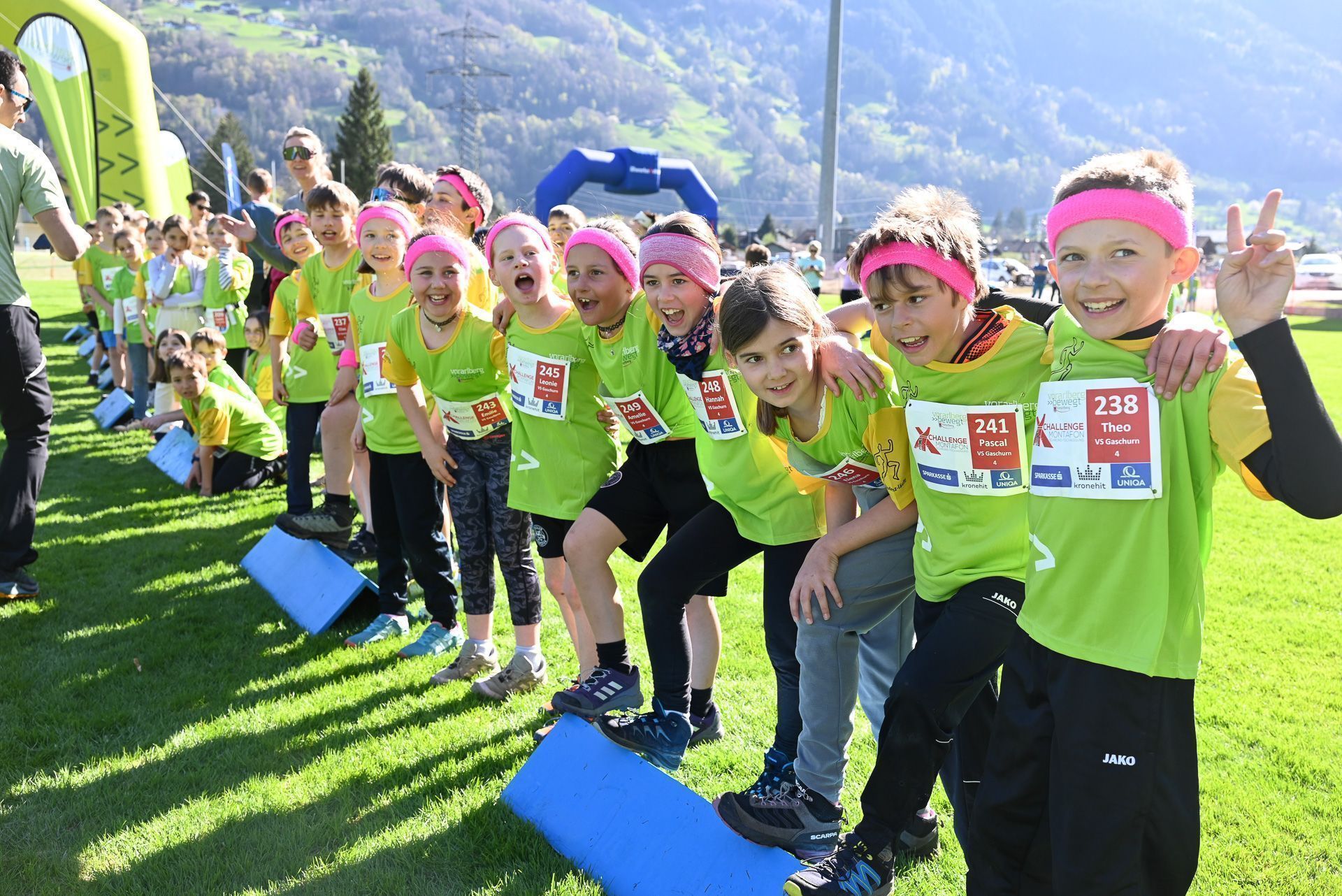 Voll motiviert feuerten die Kinder die anderen Läufer an.