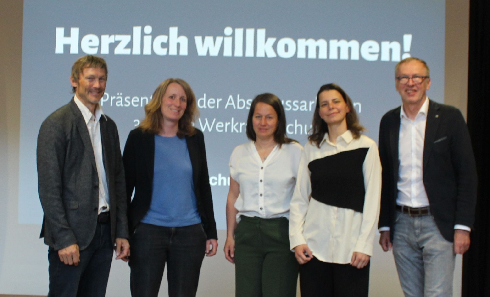 Stellten der dritten Klasse, die mit dieser Abschlussarbeit symbolisch von der Handelsschule in die Lehre wechselt ein gutes Zeugnis aus: Klassenvorstand Rainer Kempf, Eggs Vizebürgermeisterin Carmen Willi und die zuständige Referentin Teresa Meusburger, Projektbegleiterin Ines Lopez-Cerrato Berlinger und Dir. Mario Hammerer (v. l.)