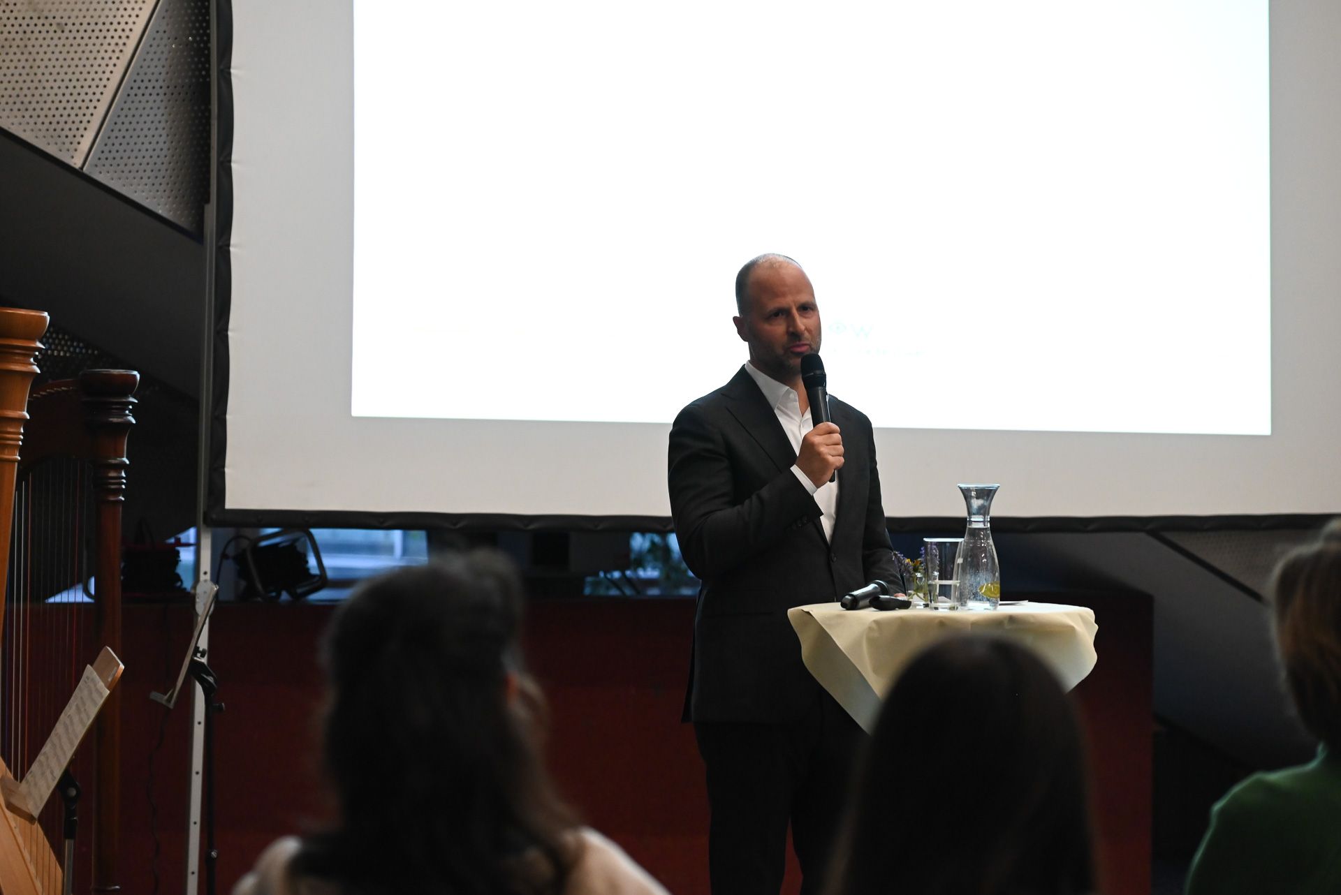 Wirtschaftslandesrat Marco Tittler ermutigte die Schüler und erzählte vom Chancenstandort Vorarlberg.