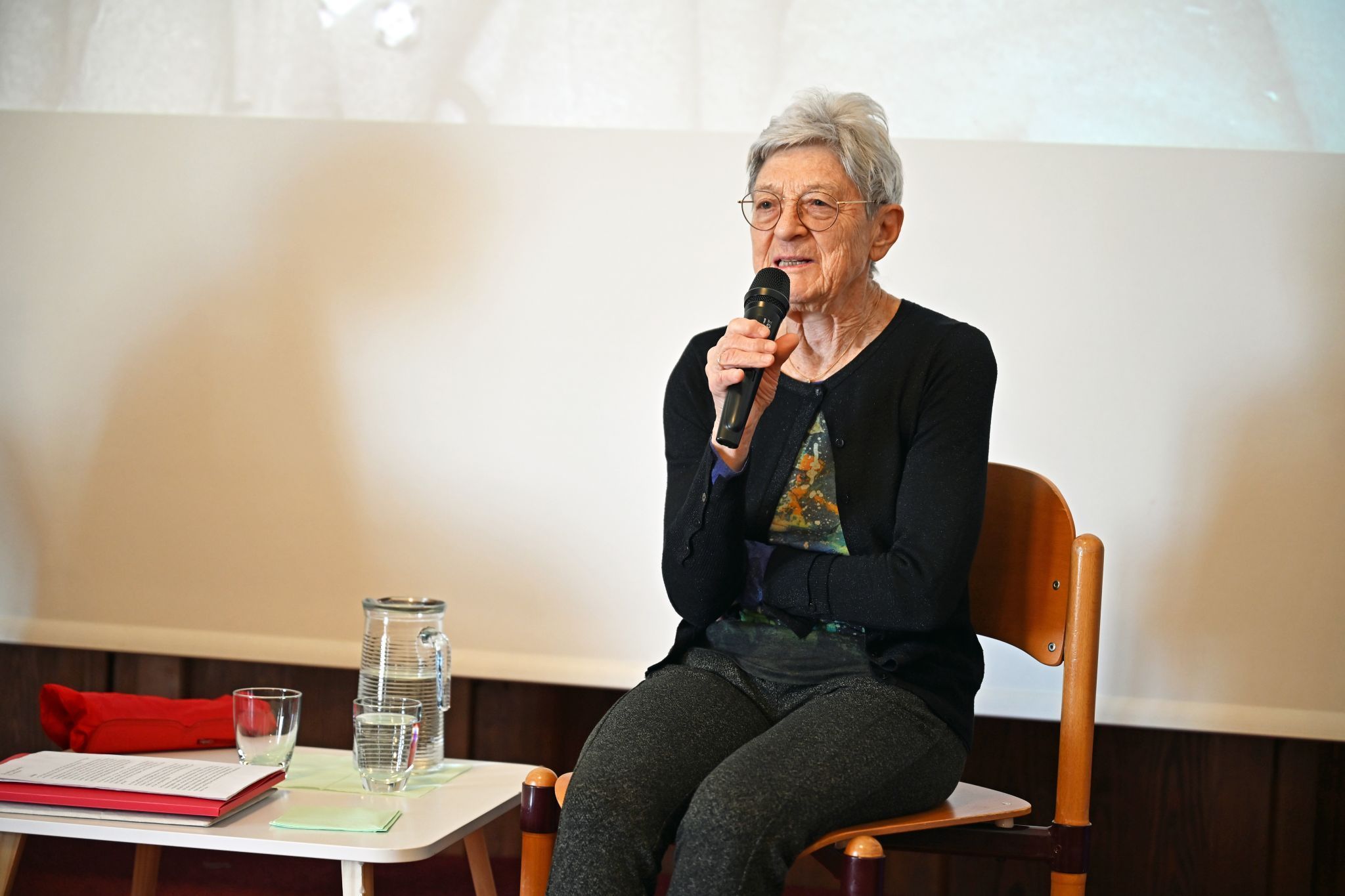 Elisabeth Ganglberger berichtete vor den Schülerinnen und Schülern von Flucht, Exil und Rückkehr.