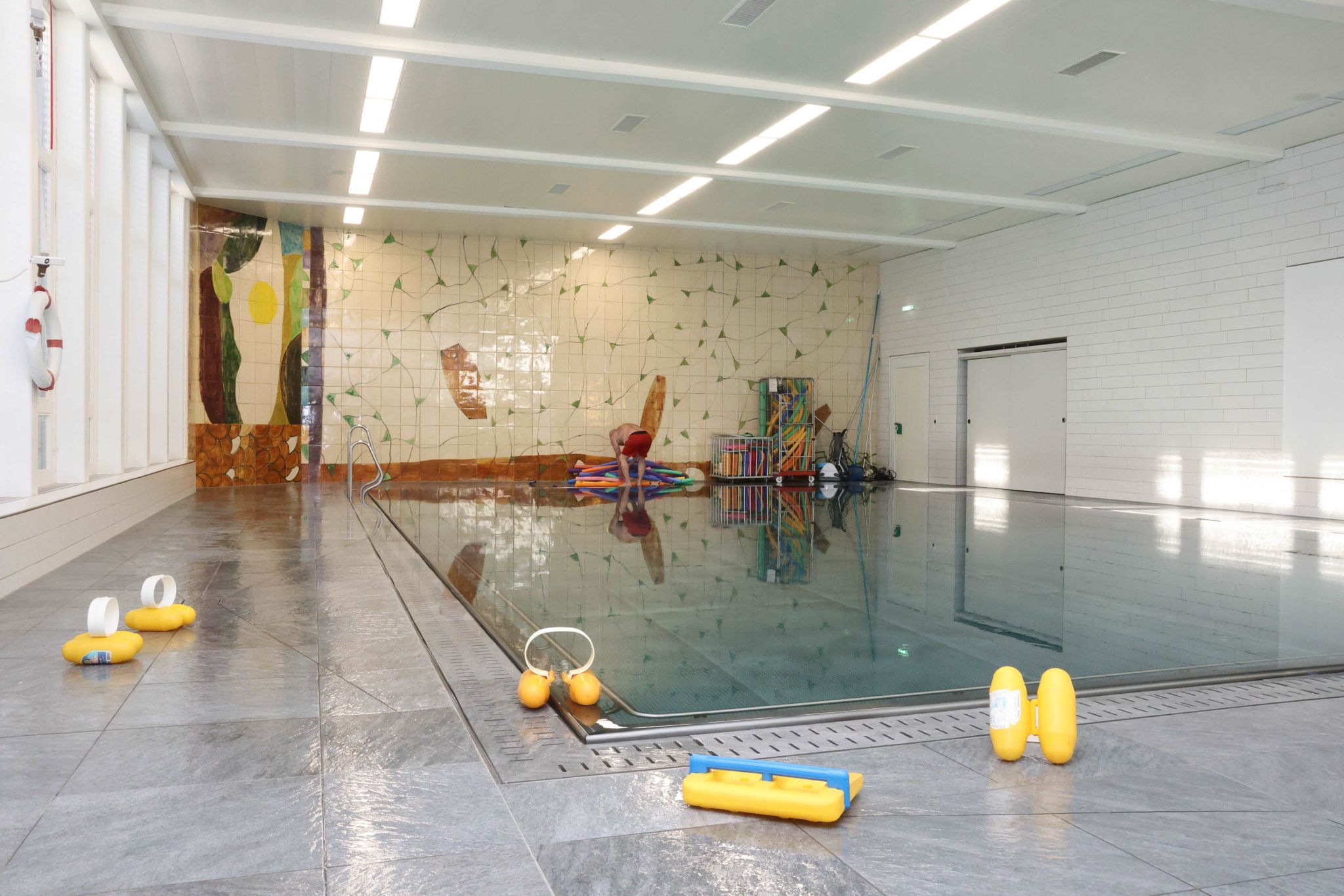 Die ABendsonne beschien Schwimmhilfen, Wand und Wasserfläche. und 