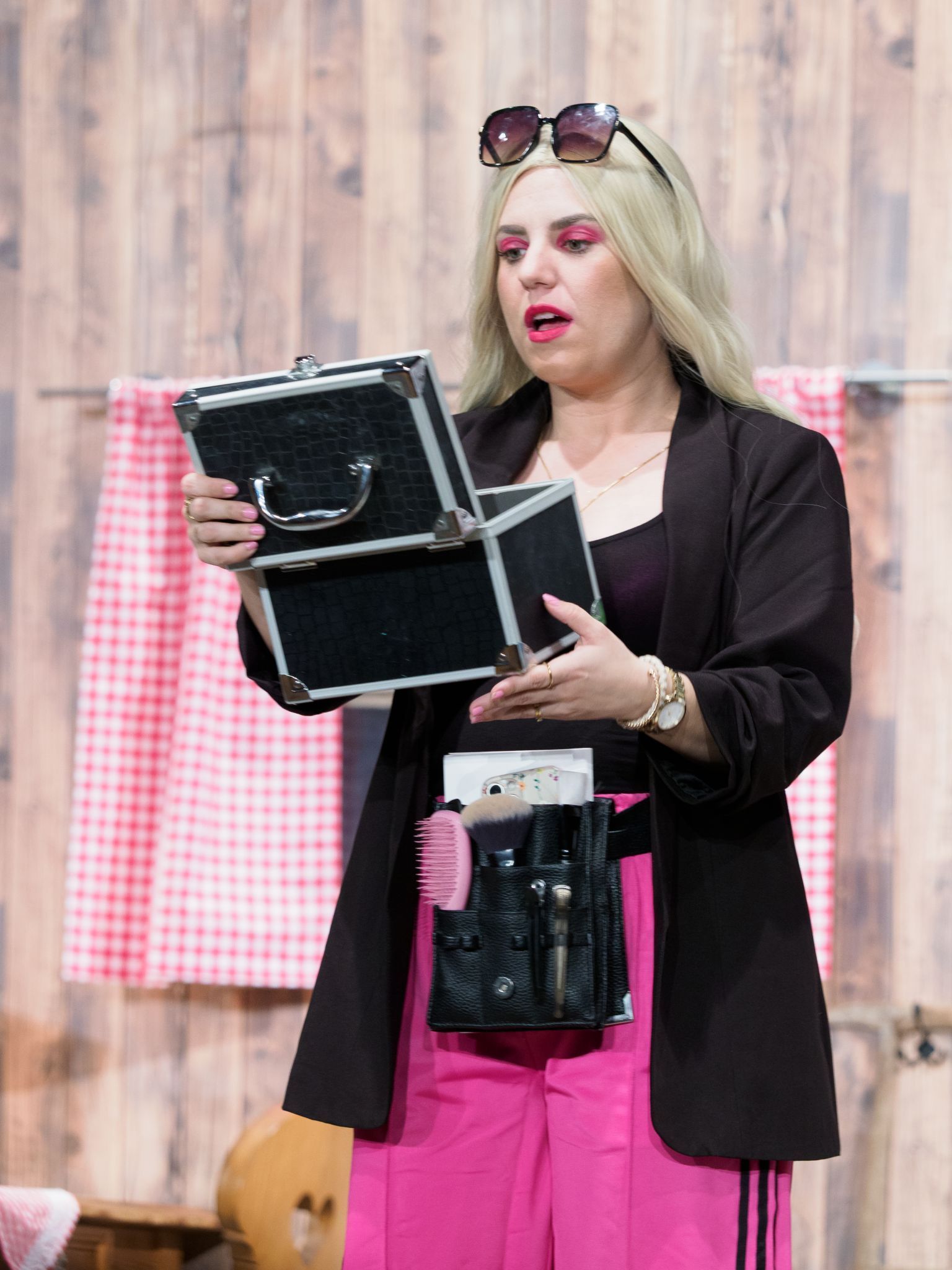 Mandy -Doreen Maus (Tanja Reinprecht) mit schrillem Outfit und Beautykoffer